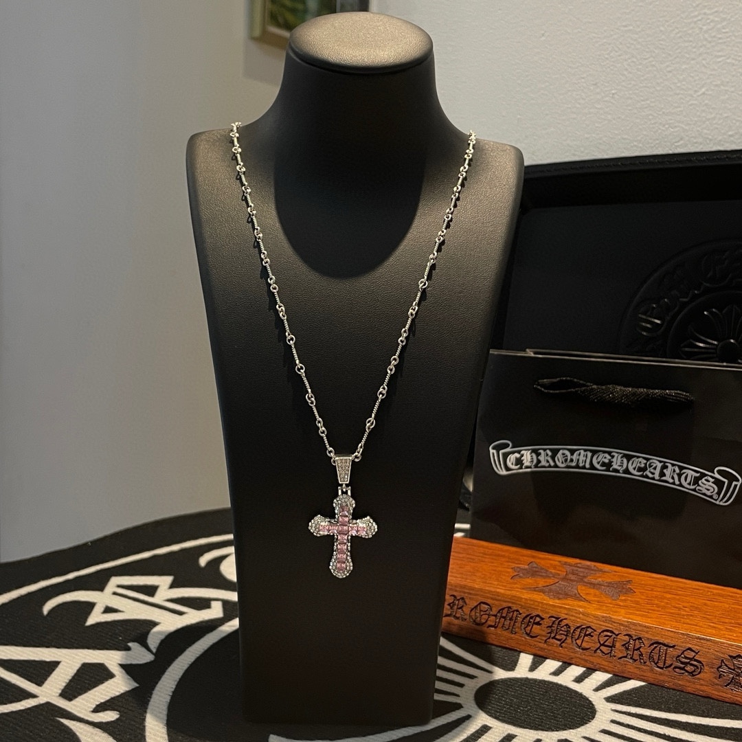 NO:105640,Comment on Douyin/Kuaishou/ins/Xiaohongshu/Live Hot, New [Counter Quality] Chrome Hearts Classic Croxin Necklace, Pink Diamond Cross Pendant, Different Concave and Convex and Convex Scout Flowers are Croxin's ambitions, so they last forever. Genuine version of Chrome Hearts Croxin, different from the market, benchmarking the quality of the version, looking at the details of the letter printing, retro, old gray oxygen level. Seiko version!  !  !  Pure handmade ~ Authentic model opening must-have fashion and fashion, both men and women can wear it, same style for couples, original official website, rock punk style silver style, retro elements, trendy and versatile!  , jewelry boutique, chrome hearts, chrome hearts, necklace19860909批抖音/快手/ins/小红书/直播热门 ,新款【专柜品质】Chrome Hearts经典克罗心项链 ,粉钻十字架吊坠,凹凸造型不同的花纹设计风格 呈现出与众不同 十字架 童军花是克罗心的志 所以更经久不衰 正品打版Chrome Hearts克罗心 区别市场普通轻版 对版对标品质 看字印细节 复古做旧灰氧程度.精工版本！！！ 纯手工打造 ～正品开模潮流时尚必备 男女均可佩戴 情侣同款 官网原版 摇滚朋克泰银风格 复古元素 潮流百搭！,饰品精品,chrome hearts,chrome hearts,necklace,Jewelry