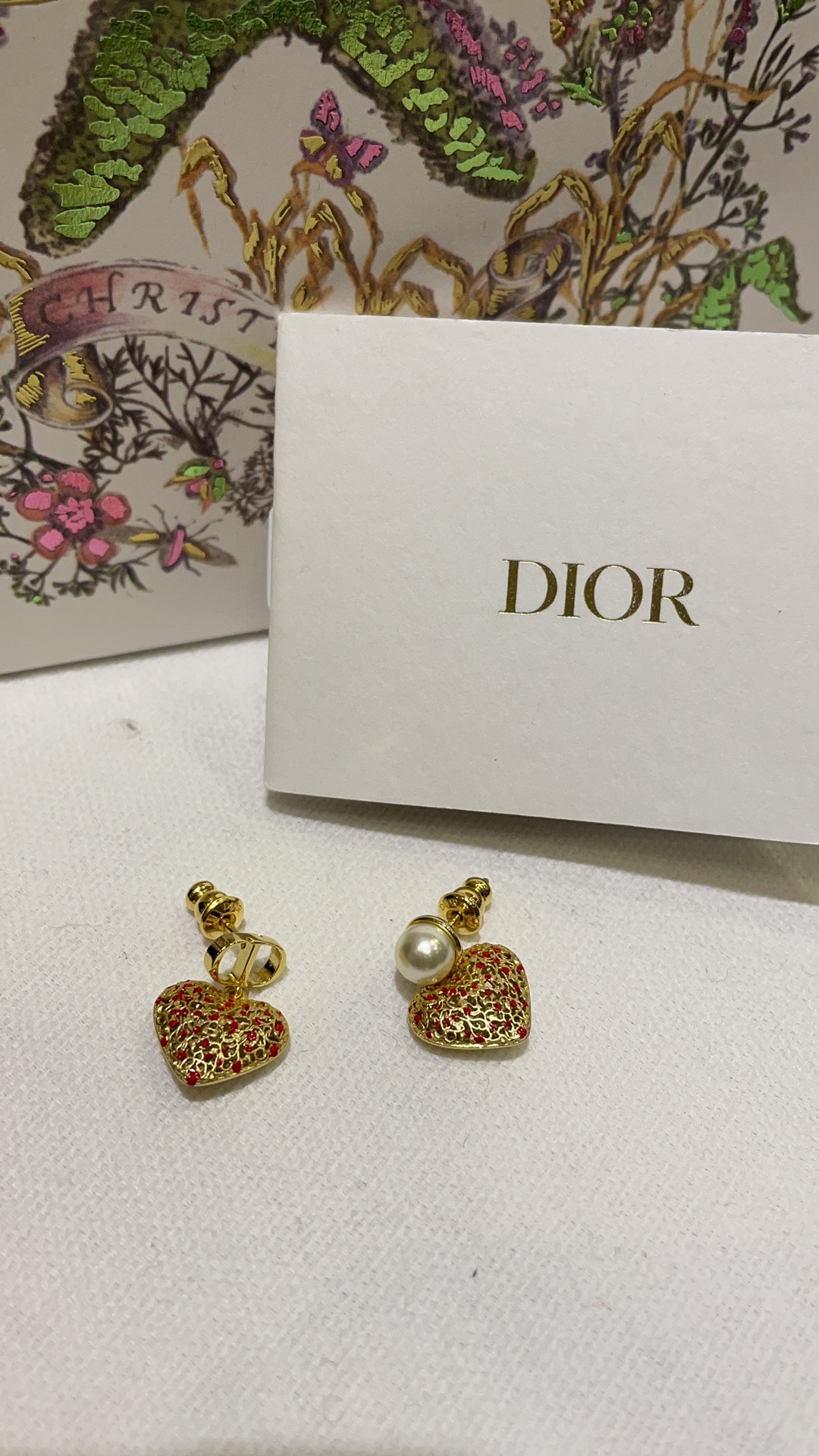 NO:631400,88160 Arrive today and buy yb's 25-year new red enamel hollow relief love pearl CD earrings. The red enamel stars are dotted with the whole hollow heart. Rich in color and luxurious, full of sweet atmosphere. Exclusively purchased from yb. Customized. Consistent brass gold-plated earrings with packaging box. Asymmetrical design, earrings, gold plating, Cardia high-end jewelry.1986090988160 今日到货购入yb 25年新款红色珐琅镂空浮雕爱心珍珠CD耳钉 红色珐琅星星点点布满了整颗镂空爱心 浓墨重彩又奢华贵气 甜蜜氛围感满满 独家购入yb定制 一致黄铜镀金 耳钉耳环带包装盒 不对称设计,,earrings,gold plating,卡迪亚高端饰品,Jewelry