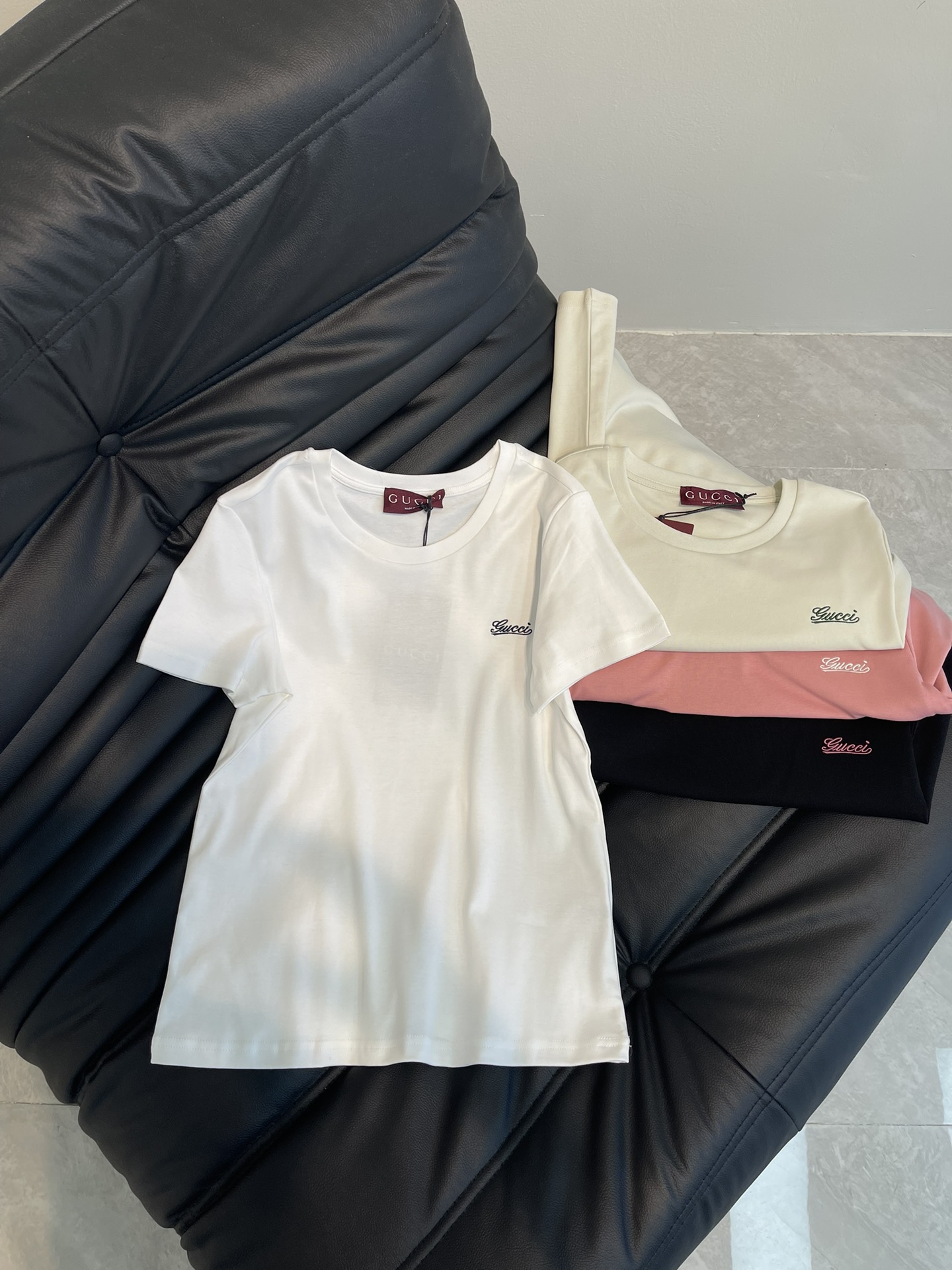 NO:317046,Gucc*25 Spring and Summer New Logo Embroidered Letter Short-Sleeve T-shirt, skin-friendly and breathable on the upper body, both body and body feel great!  The classic fit and comfortable version is very good, and the upper body is age-reducing and girlish!  SML, gucci, T-shirt,tees,t-shirt,alexander wang19860909Gucc*25春夏新款 logo刺绣字母短袖T恤 上身亲肤透气无论体感以及手感都很赞！经典合身舒适版型,贴合身形显瘦效果非常好,上身减龄又少女！SML,,gucci,T-shirt,tees，t-shirt,alexander wang,Women's clothing