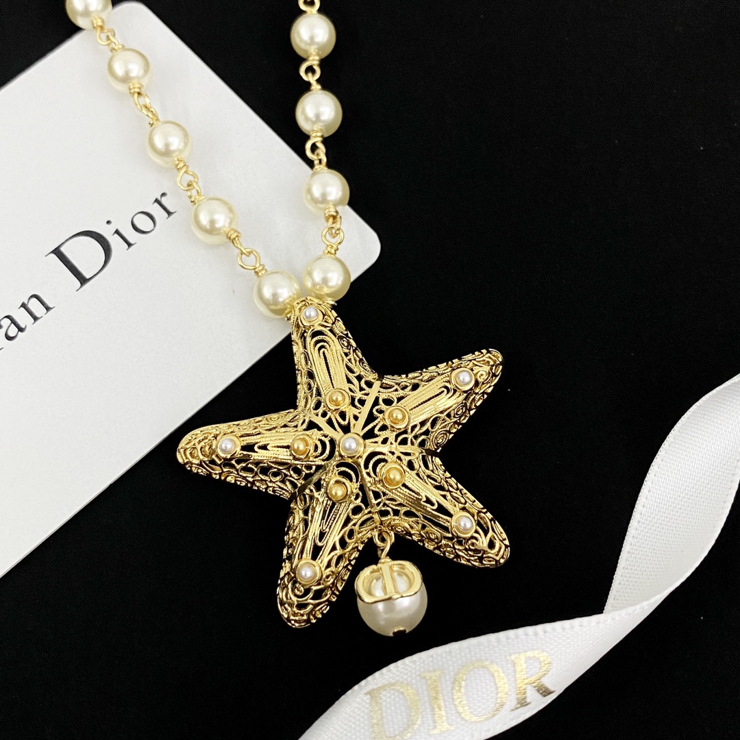  编码N1011   
🛍DIOR项链热销款火爆上新🆕🆕🆕
😎迪奥金色镂空海星珍珠项链
🤑海星镂空花纹繁