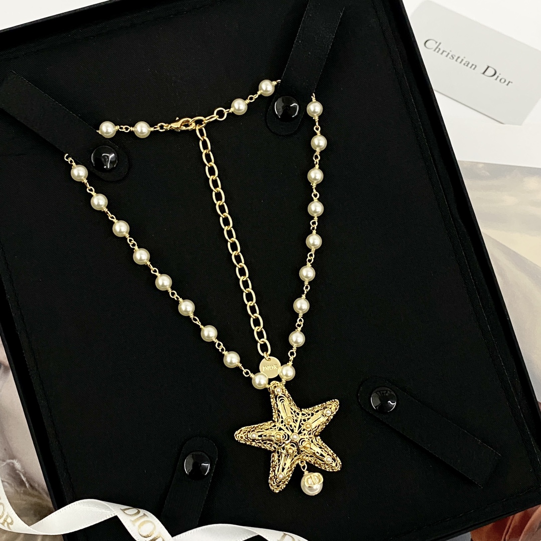 编码N1011   
🛍DIOR项链热销款火爆上新🆕🆕🆕
😎迪奥金色镂空海星珍珠项链
🤑海星镂空花纹繁