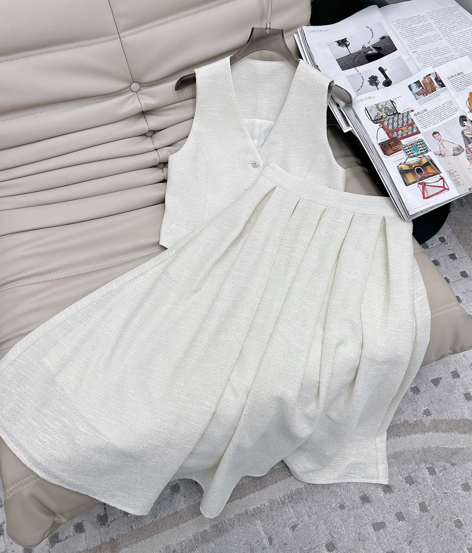 NO:315563,Exclusive first release in spring and summer, Xiaoxiang style vest suit. Short vest paired with a skirt, easily interpreting lazy and casual high-end style. The classic style is not picky!  Minimalist outfits!  Full of details, highly recommend all-match items for your own!  Three-dimensional style is retro and elegant. It contains 40 ramie wool blend fabric, with a great texture!  Workmanship quality depends on details, spot 2 colors SML., skirts, alexander wang19860909年春夏独家首发 小香风马甲套装.短款小背心搭配半身裙,轻松演绎慵懒随性的高级.经典版型不挑人！极简主义穿搭天菜！细节感满满,强烈推荐自留百搭单品！立体版型复古优雅.含40苎麻丝毛混纺面料,质感超赞！做工品质看细节,现货2色SML.,,skirts,alexander wang,Women's clothing