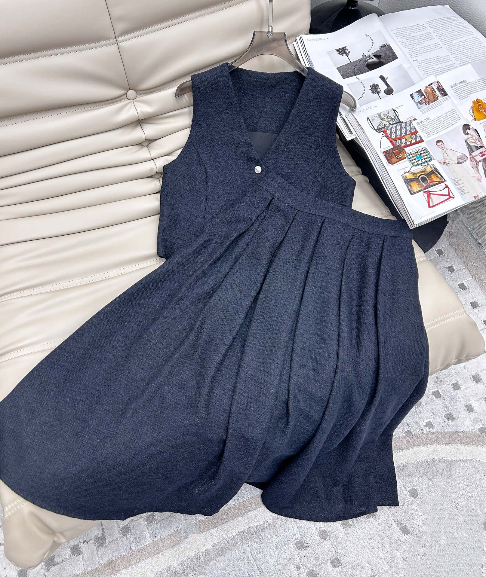 NO:315559,Exclusive first release in spring and summer, Xiaoxiang style vest suit. Short vest paired with a skirt, easily interprets lazy and casual high-end style. The classic style is not picky!  Minimalist outfits!  Full of details, highly recommend all-match items for your own!  Three-dimensional style is retro and elegant. It contains 40 ramie wool blend fabric, with a great texture!  Workmanship quality depends on details, spot 2 colors SM, skirts, alexander wang19860909年春夏独家首发 小香风马甲套装.短款小背心搭配半身裙,轻松演绎慵懒随性的高级.经典版型不挑人！极简主义穿搭天菜！细节感满满,强烈推荐自留百搭单品！立体版型复古优雅.含40苎麻丝毛混纺面料,质感超赞！做工品质看细节,现货2色SM,,skirts,alexander wang,Women's clothing