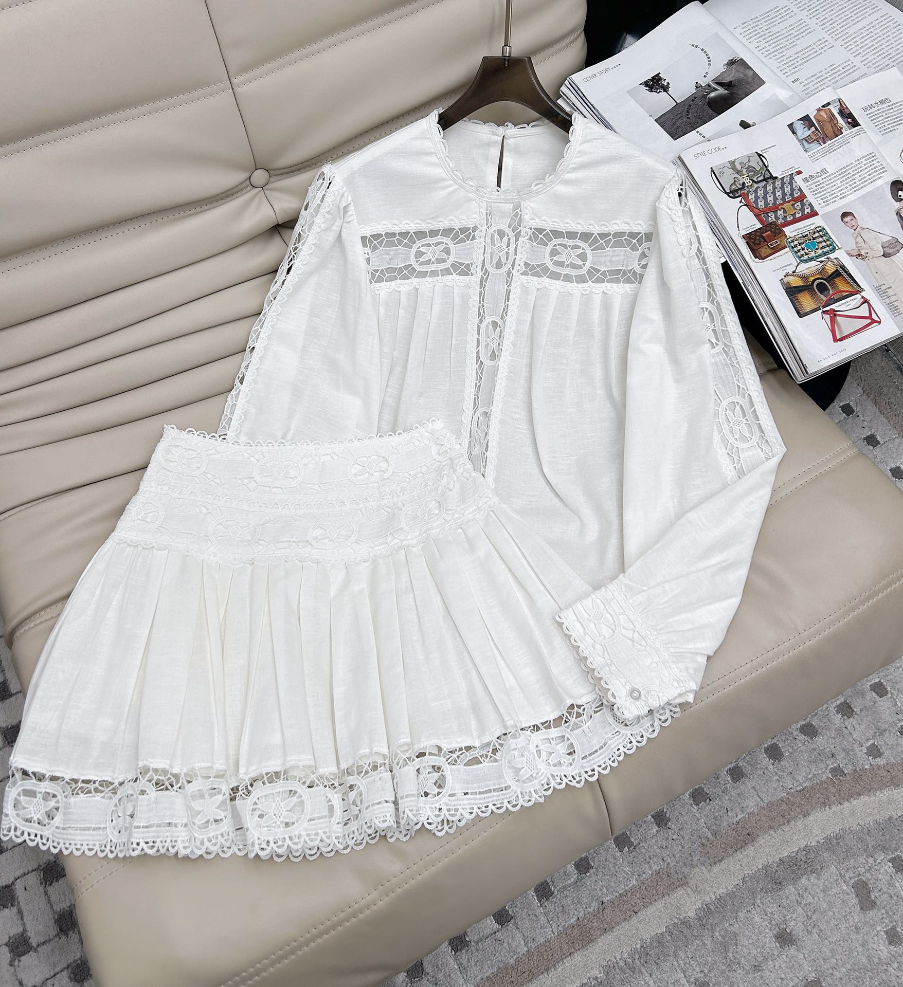 NO:323391,Top, skirt, 25 early spring new style, Zm Australian niche retro embroidery hollow embroidery shirt, high waist pleated short skirt, two-piece set, suit. French hollow design, exquisite splicing technology, light luxury style sweet and cool to create a unique and relaxed style, spot-on. SML 2,, skirts, shirts, alexander wang19860909上衣 半裙25早春新款 Zm澳洲小众复古刺绣镂空刺绣衬衫高腰压褶短裙 两件套 套装.法式镂空设计 门襟精致拼接工艺 轻奢风甜中带酷打造独特感宽松慵懒风 现货现发.码数SML 2,,skirts,shirts,alexander wang,Women's clothing