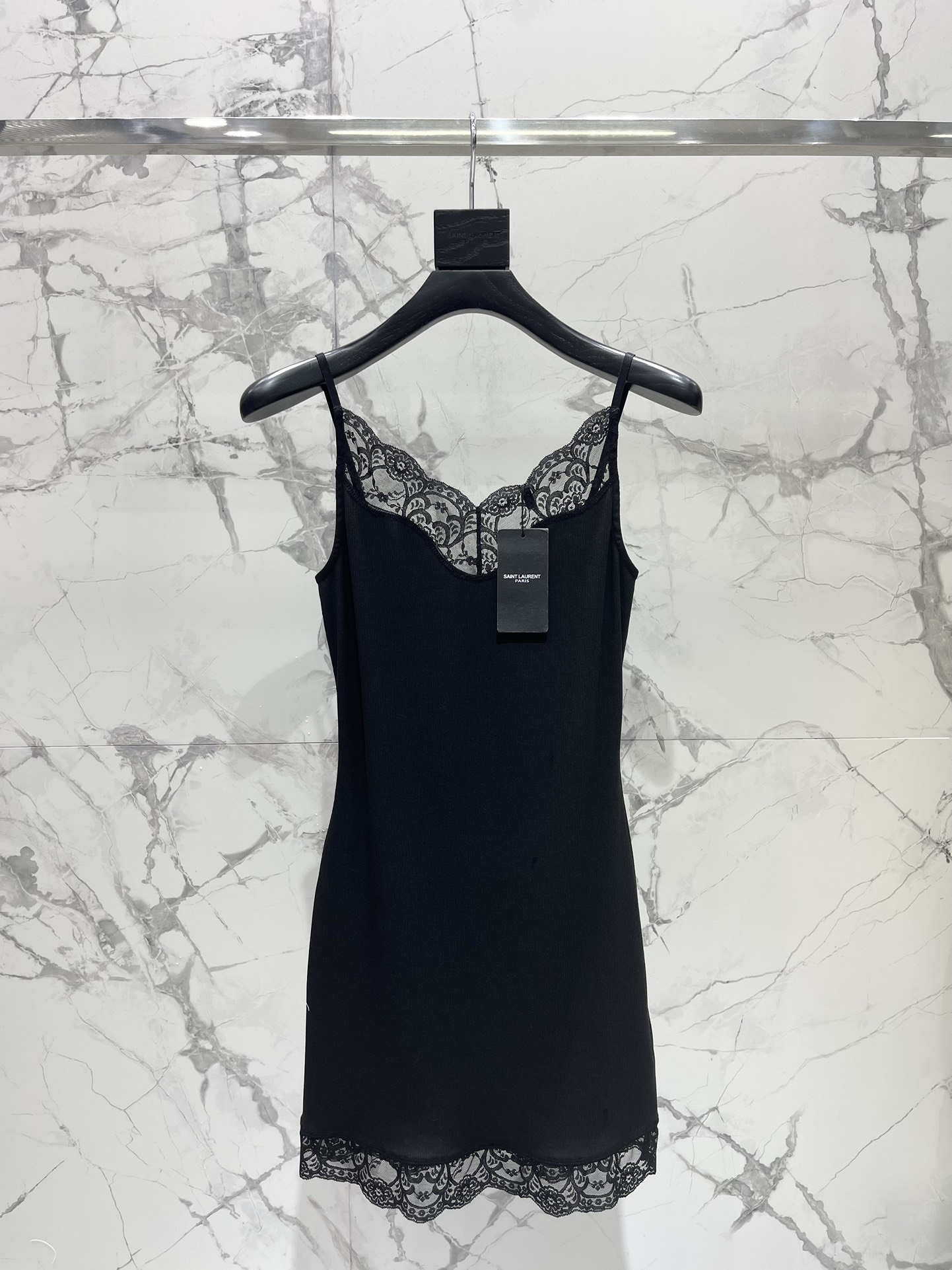NO:828972,* Holy Family Ribbed Mulberry Silk Jersey Lace Dress I am deeply attracted by its sophistication and elegance!  Ribbed mulberry silk fabric is light, soft, and has a luster that feels as comfortable as a second skin. The addition of lace elements adds a touch of romance and fantasy to this dress. The delicate lace pattern is like a delicate work of art that makes people unable to take their eyes away. The jersey knitting process makes the skirt fit more closely to the body shape, showing off the graceful curves of women. At the same time, it also ensures the comfort and freedom of wearing.  Whether paired with a pair of simple high heels or a pair of casual white shoes, this dress can be easily worn, making your overall look more fashionable and elegant. Size SML, saint laurent-clothing, saint laurent, high heels, skirts,19860909* 圣家罗纹桑蚕丝平纹针织蕾丝连衣裙 精致与优雅深深吸引了！罗纹桑蚕丝面料,轻盈柔软,自带光泽感,仿佛第二层肌肤般贴合舒适. 蕾丝元素的加入,更是为这款连衣裙增添了一抹浪漫与梦幻.细腻的蕾丝花纹,如同精致的艺术品,让人无法移开目光. 平纹针织的工艺,使得裙身更加贴合身形,展现出女性曼妙的曲线美.同时,也保证了穿着的舒适度和自由度. 无论是搭配一双简约高跟鞋,还是一双休闲小白鞋,这款连衣裙都能轻松驾驭,让你的整体造型更加时尚、优雅. 码数SML,圣罗兰-服装,saint laurent,high heels,skirts,,Women's clothing