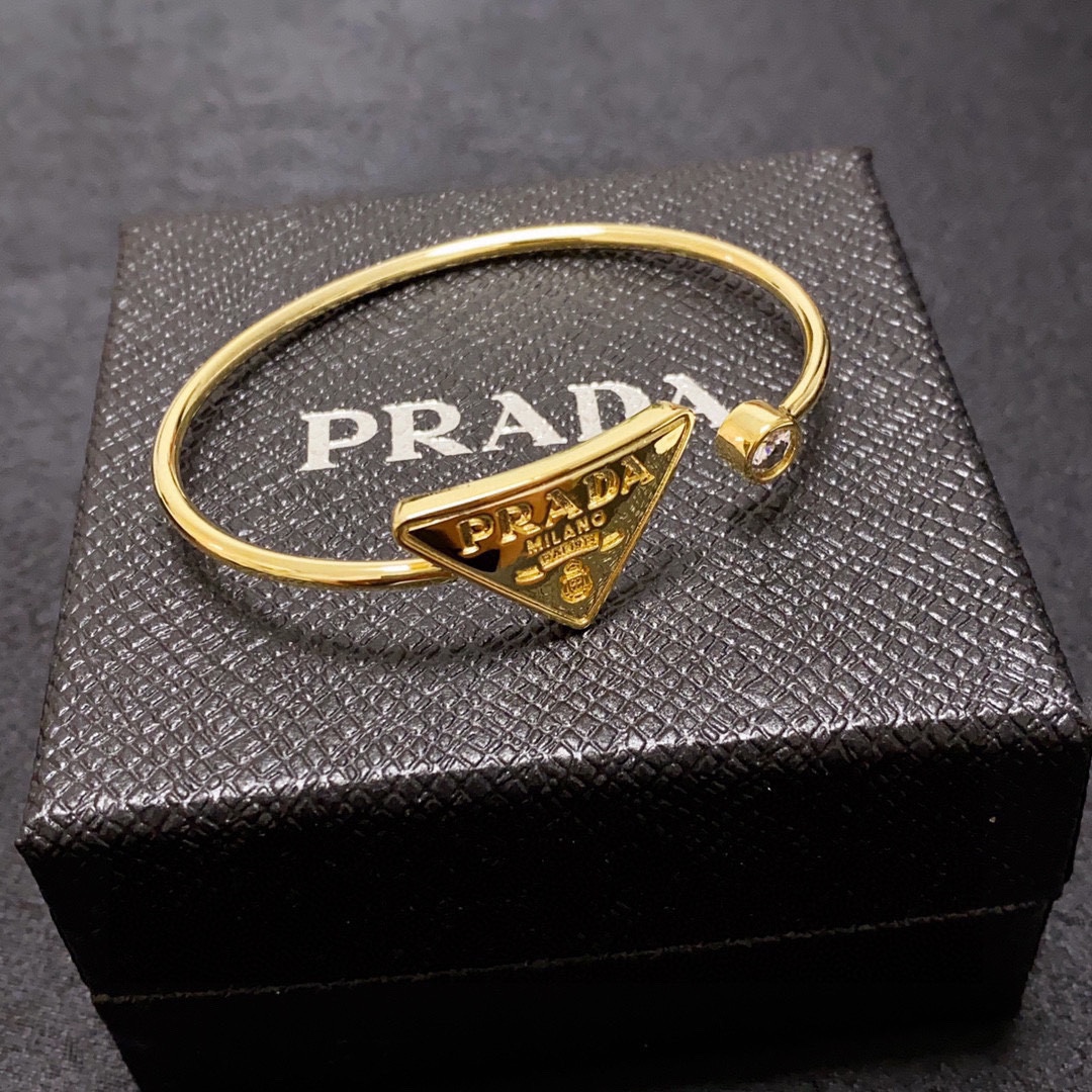 “Prada Triangle: High-End Diamond-Drilling Bling with Fine Craft and High Price” - 图片 1