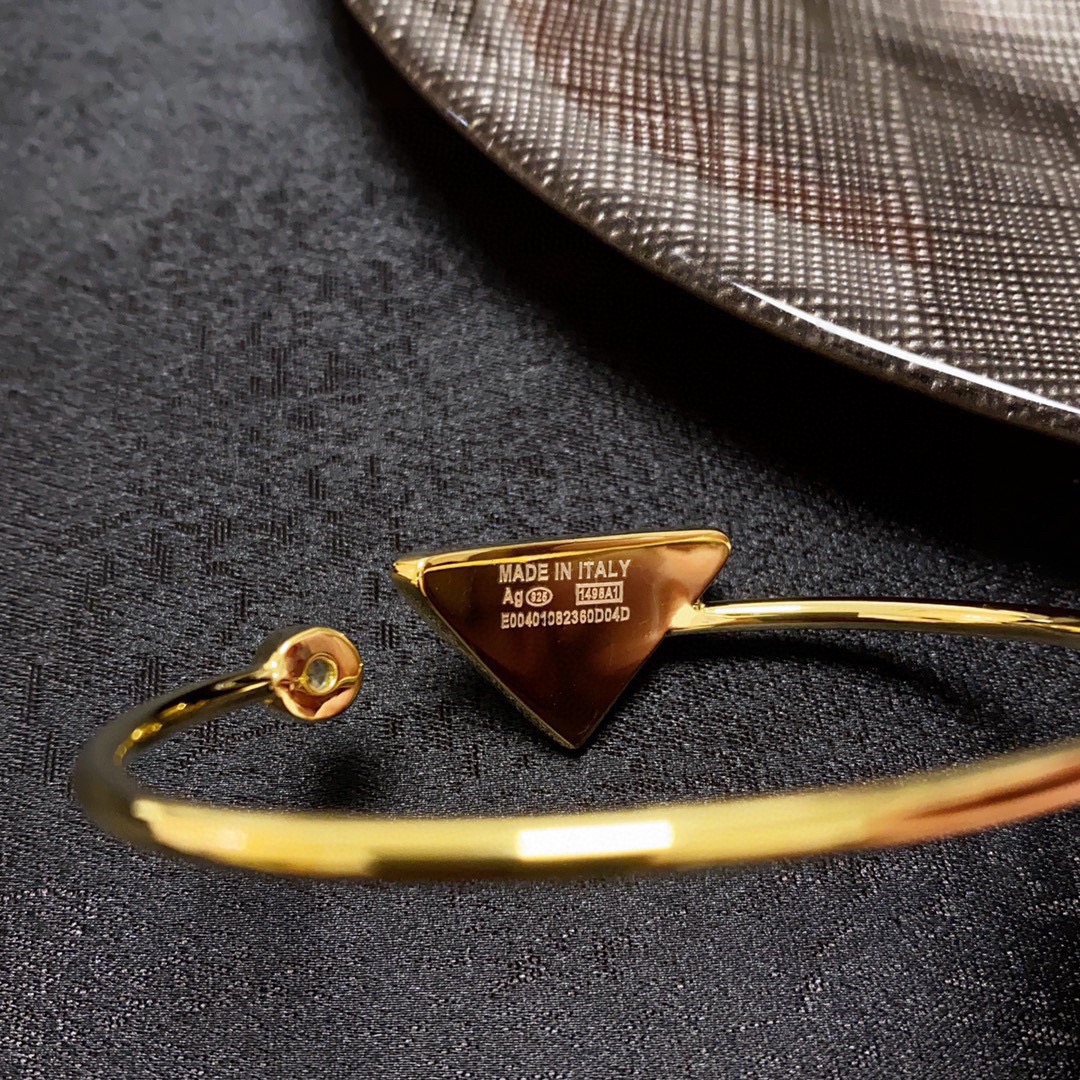 “Prada Triangle: High-End Diamond-Drilling Bling with Fine Craft and High Price” - 图片 5