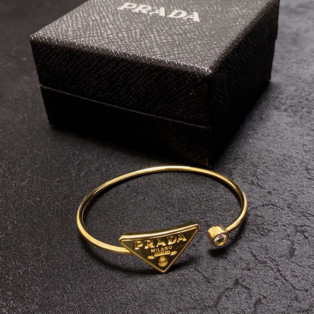 “Prada Triangle: High-End Diamond-Drilling Bling with Fine Craft and High Price” - 图片 6