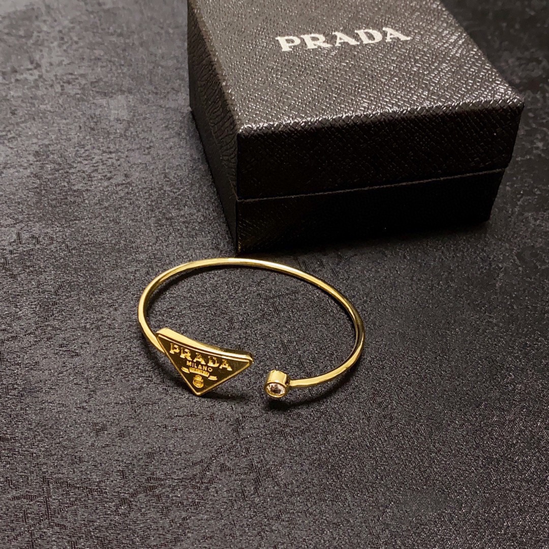 “Prada Triangle: High-End Diamond-Drilling Bling with Fine Craft and High Price” - 图片 9