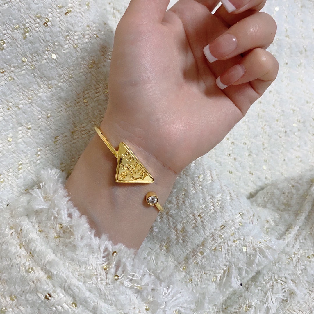 “Prada Triangle: High-End Diamond-Drilling Bling with Fine Craft and High Price” - 图片 2
