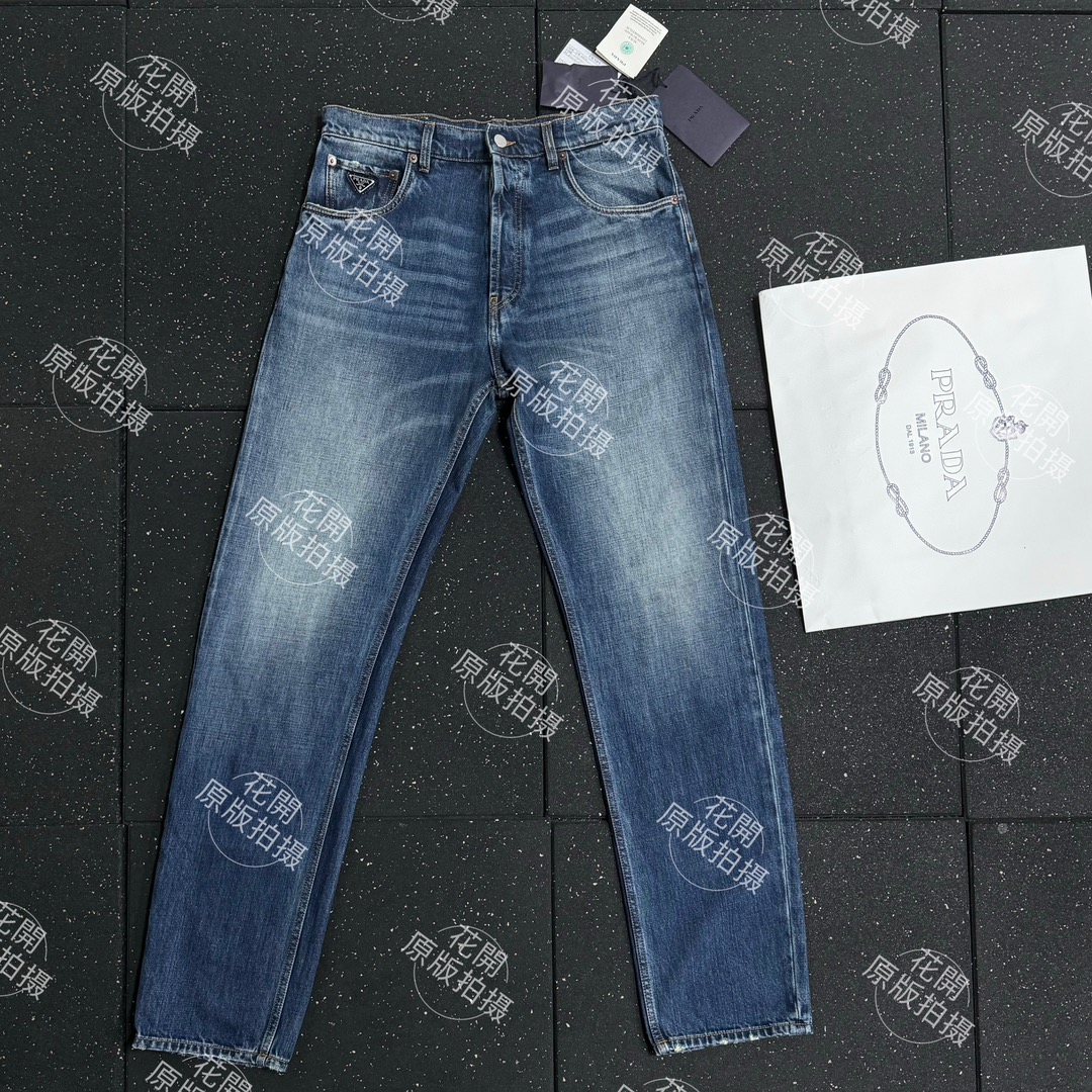 。Prada 三角徽标牛仔裤定制蓝韵高棉尊享牛仔料 质地细腻 舒适贴肤 裤带处以标志性三角形徽标点缀 彰