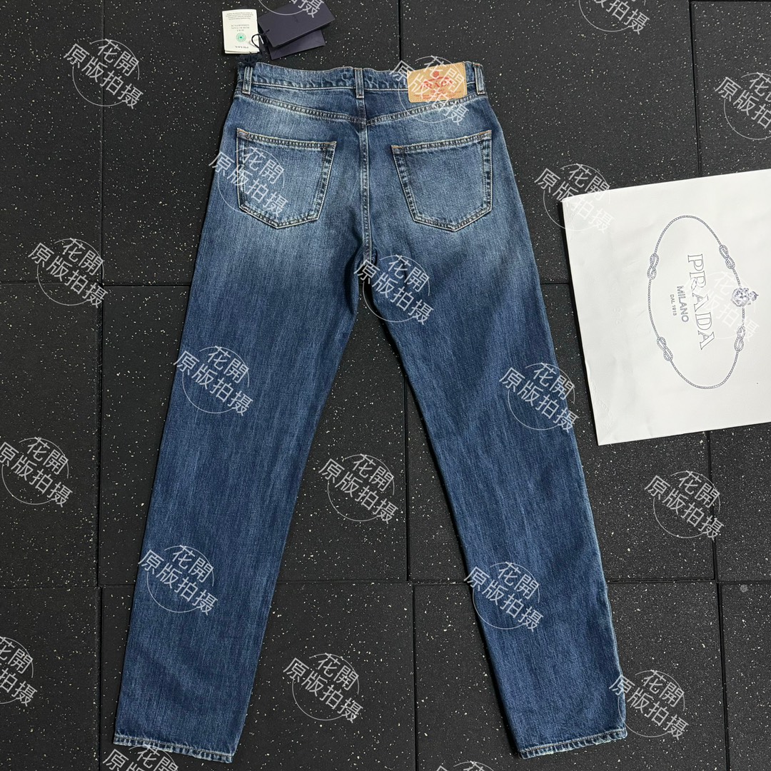 。Prada 三角徽标牛仔裤定制蓝韵高棉尊享牛仔料 质地细腻 舒适贴肤 裤带处以标志性三角形徽标点缀 彰