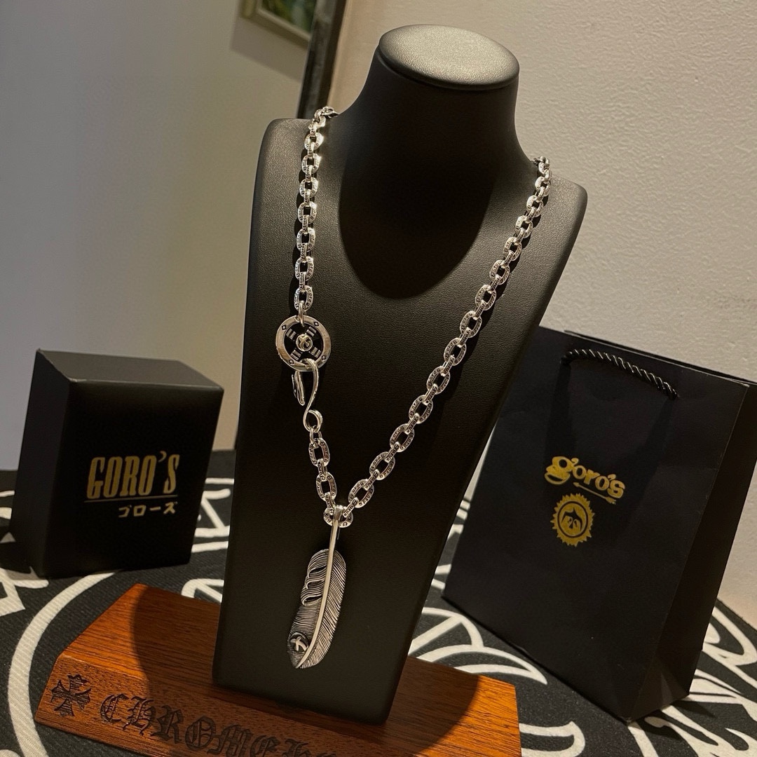 NO:105415,[New Products are on the Shelves] Goro’s Takahashi Goro Feather Pendant, Takahashi Classic Cloak Letter Necklace, Top Version, Accepted Exclusive Shot, Focus on the High-end Market, Kuaishou/ins/Xiaohongshu Hot Style, absolutely different from the ordinary version!  The details of the picture product are consistent with ZP!  Original production process, precision quality, purely handmade, authentic model opening, fashion essentials, both men and women can wear, same couple style, rock punk silver style, retro elements, trendy and versatile, same style on the official website, fine jewelry, necklace19860909批【新品上架】Goro’s高桥吾郎羽毛吊坠,高桥经典环扣字母项链,顶级版本,认准独家拍摄,主攻高端市场 ,快手/ins/小红书热门款,绝对区别普通版本！图片产品细节与ZP一致！原版制作工艺 精工品质 纯手工打造 ～正品开模潮流时尚必备 男女均可佩戴 情侣款同款 摇滚朋克泰银风格 复古元素 潮流百搭 官网同款,饰品精品,necklace,Jewelry