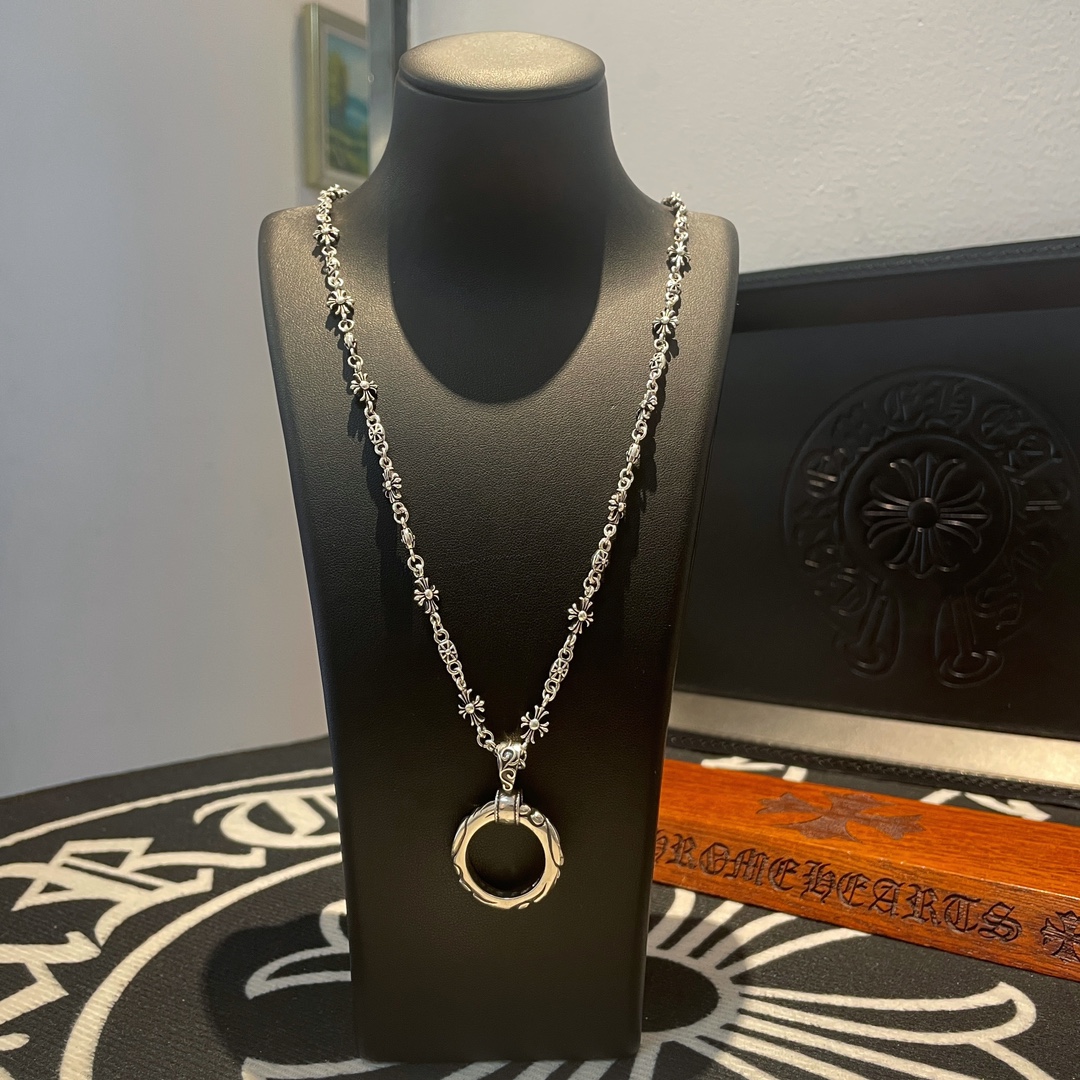 NO:105404,Batch New [Counter Quality] Chrome Hearts Croxin Cross Flower Necklace, Vine Flower Ring Pendant, Concave and Convex and Convex Scout Flowers are Croxin's ambitions, so they last forever. Genuine Chrome Hearts Croxin's version is different from the market. The quality is benchmarked against the quality of the text and print details. The degree of retro old gray oxygen. Seiko version!  !  !  Pure handmade ~ Authentic model opening must-have fashion and fashion, both men and women can wear it, same style for couples, original official website, rock punk style silver style, retro elements, trendy and versatile!  , jewelry boutique, chrome hearts, chrome hearts, necklace19860909批 新款【专柜品质】Chrome Hearts克罗心十字花项链 ,藤花圆环吊坠,凹凸造型不同的花纹设计风格 呈现出与众不同 十字架 童军花是克罗心的志 所以更经久不衰 正品打版Chrome Hearts克罗心 区别市场普通轻版 对版对标品质 看字印细节 复古做旧灰氧程度.精工版本！！！ 纯手工打造 ～正品开模潮流时尚必备 男女均可佩戴 情侣同款 官网原版 摇滚朋克泰银风格 复古元素 潮流百搭！,饰品精品,chrome hearts,chrome hearts,necklace,Jewelry