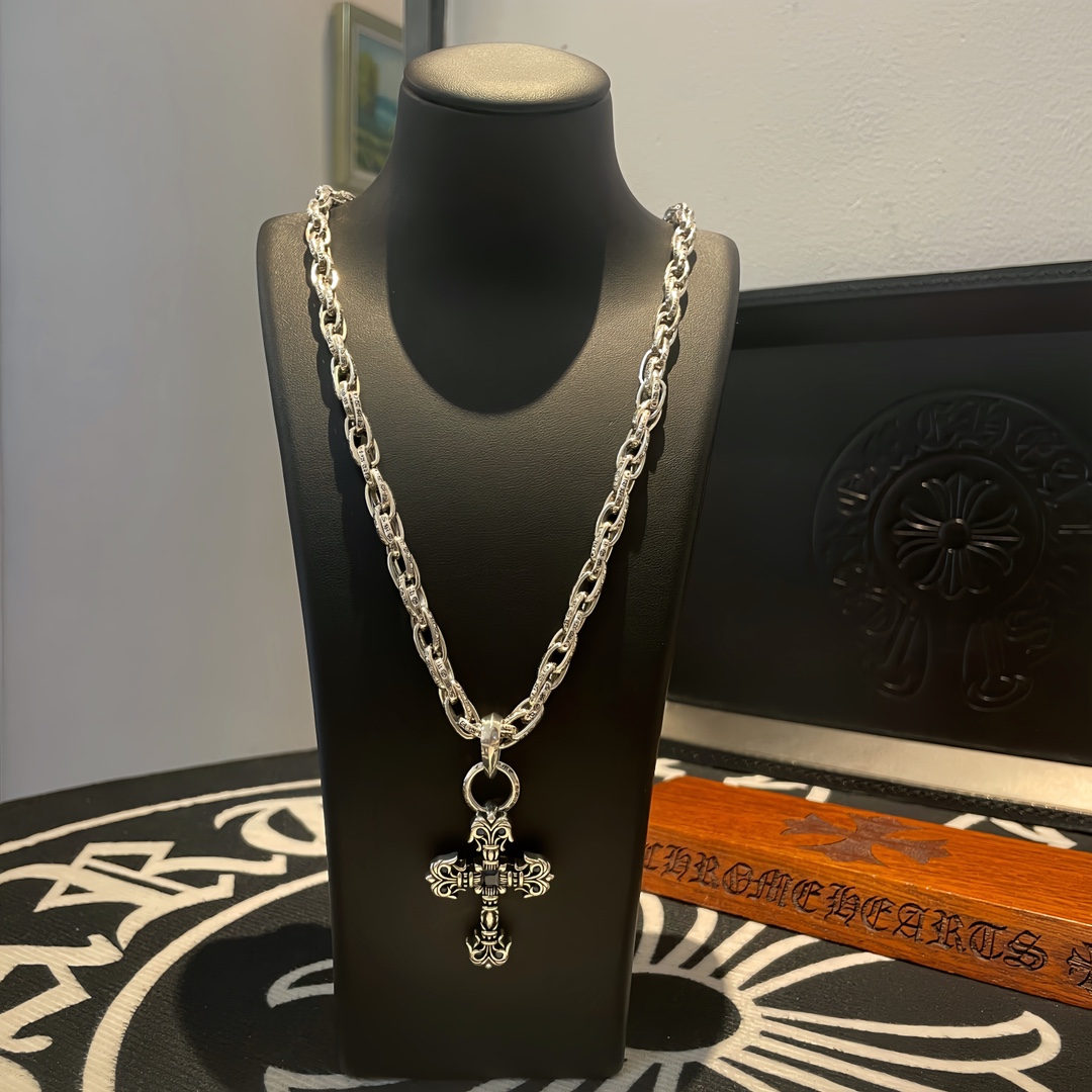 NO:105410,New models [Counter Quality] Chrome Hearts Croxin Twist Necklace, Flame Cross Pendant, Different Concave and Convex and Convex Scout Flowers present unique to others Cross Scout Flowers are Croxin's ambitions, so they last longer. Genuine version of Chrome Hearts Croxin, differentiated from the market, benchmarked on the quality of the version, looked at the details of the letter printing, retro old gray oxygen level. Seiko version!  !  !  Pure handmade ~ Authentic model opening must-have fashion and fashion, both men and women can wear it, same style for couples, original official website, rock punk style silver style, retro elements, trendy and versatile!  , jewelry boutique, chrome hearts, chrome hearts, necklace19860909批新款【专柜品质】Chrome Hearts克罗心麻花项链 ,火焰十字架吊坠,凹凸造型不同的花纹设计风格 呈现出与众不同 十字架 童军花是克罗心的志 所以更经久不衰 正品打版Chrome Hearts克罗心 区别市场普通轻版 对版对标品质 看字印细节 复古做旧灰氧程度.精工版本！！！ 纯手工打造 ～正品开模潮流时尚必备 男女均可佩戴 情侣同款 官网原版 摇滚朋克泰银风格 复古元素 潮流百搭！,饰品精品,chrome hearts,chrome hearts,necklace,Jewelry