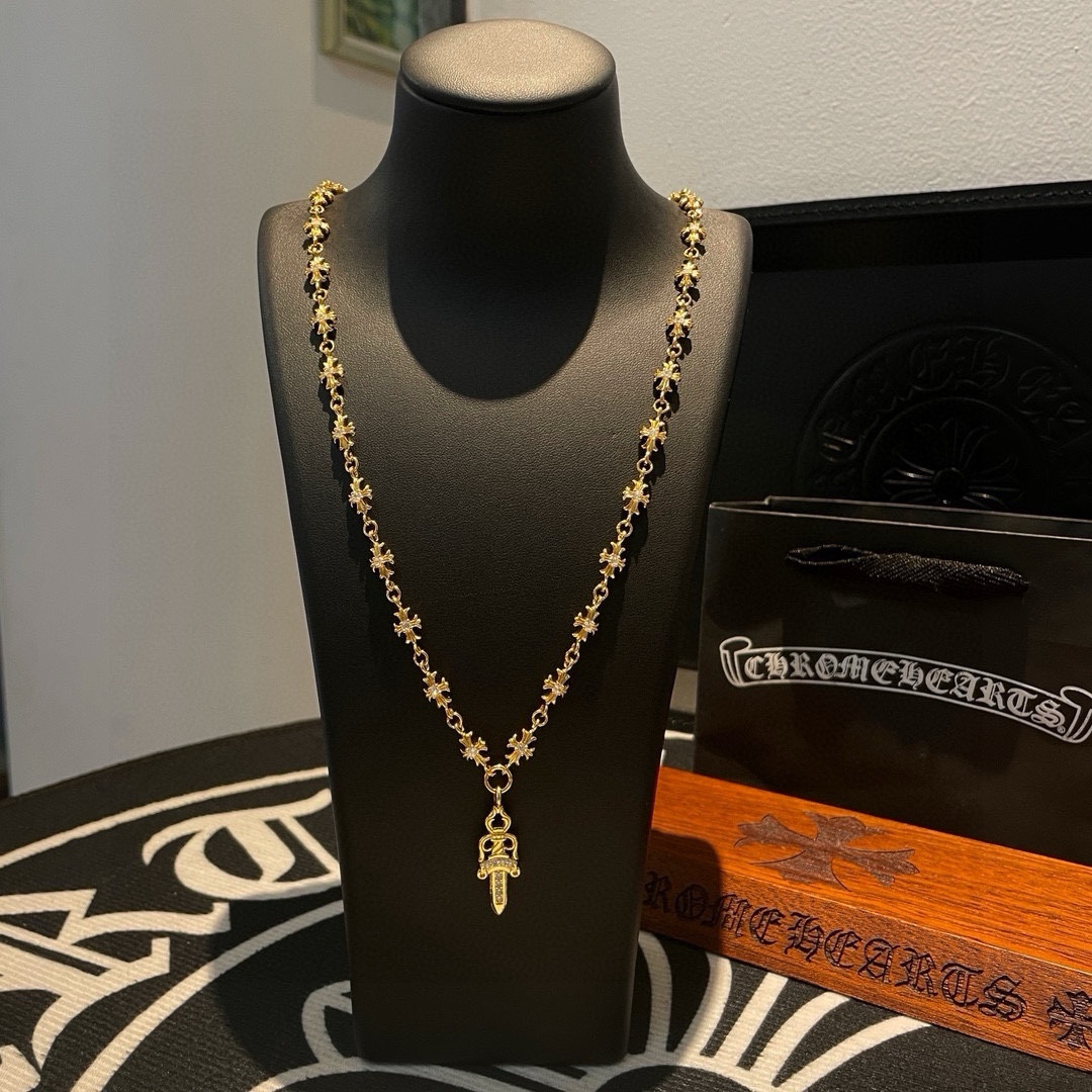 NO:105412,New [Counter Quality] Chrome Hearts Croxin classic golden full diamond cross flower necklace, sword pendant, different pattern design styles with concave and convex shapes, presenting unique cross. The Scout flower is Croxin's ambition, so it lasts for a long time. The genuine version of Chrome Hearts Croxin is different from the market. The normal light version of the market is matched with the quality. Look at the details of the letter printing. The degree of retro old gray oxygen. Seiko version!  !  !  Pure handmade ~ Authentic model opening must-have fashion and fashion, both men and women can wear it, same style for couples, original official website, rock punk style silver style, retro elements, trendy and versatile!  , jewelry boutique, chrome hearts, chrome hearts, necklace, gold19860909新款【专柜品质】Chrome Hearts克罗心经典黄金色满钻十字花项链 宝剑吊坠 凹凸造型不同的花纹设计风格 呈现出与众不同 十字架 童军花是克罗心的志 所以更经久不衰 正品打版Chrome Hearts克罗心 区别市场普通轻版 对版对标品质 看字印细节 复古做旧灰氧程度.精工版本！！！ 纯手工打造 ～正品开模潮流时尚必备 男女均可佩戴 情侣同款 官网原版 摇滚朋克泰银风格 复古元素 潮流百搭！,饰品精品,chrome hearts,chrome hearts,necklace,gold,Jewelry