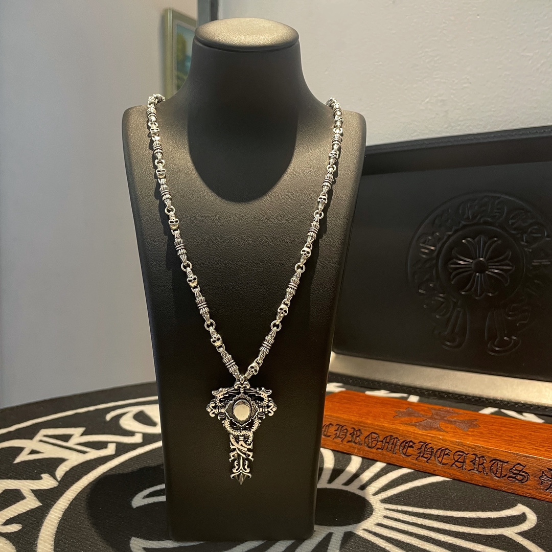 NO:105417,New models [Counter Quality] Chrome Hearts Cross Flower Ball Skull Necklace, Dragon Pendant, Different Concave and Convex and Convex Scout Flowers are Croxin's ambitions, so they last forever. Genuine version of Chrome Hearts Croxin, different from the market, benchmark the quality of the version, look at the details of the letter printing, retro old gray oxygen level. Seiko version!  !  !  Pure handmade ~ Authentic model opening must-have fashion and fashion, both men and women can wear it, same style for couples, original official website, rock punk style silver style, retro elements, trendy and versatile!  , jewelry boutique, chrome hearts, chrome hearts, necklace19860909批新款【专柜品质】Chrome Hearts克罗心十字花球骷髅头项链 ,龙腾吊坠,凹凸造型不同的花纹设计风格 呈现出与众不同 十字架 童军花是克罗心的志 所以更经久不衰 正品打版Chrome Hearts克罗心 区别市场普通轻版 对版对标品质 看字印细节 复古做旧灰氧程度.精工版本！！！ 纯手工打造 ～正品开模潮流时尚必备 男女均可佩戴 情侣同款 官网原版 摇滚朋克泰银风格 复古元素 潮流百搭！,饰品精品,chrome hearts,chrome hearts,necklace,Jewelry