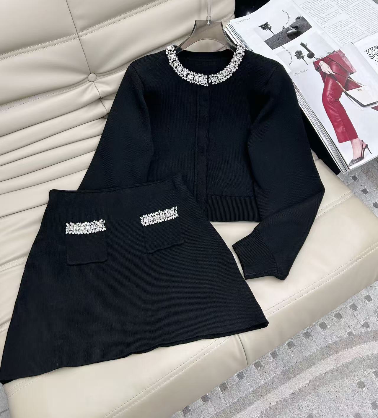 NO:316091,New 25 years of elegant outfit!  Heavy nail drill collar knit top skirt!  Thick and comfortable texture!  The design of heavy industry nail drill is luxurious and noble, and the temperament of the celebrity reduces age and is elegant and sweet!  A short cardigan with the same skirt is versatile and not picky about others. It is beautiful!  The quality of workmanship depends on the details!  2 color code SML top skirt, skirts, skirts, alexander wang1986090925年新款 优雅穿搭！重磅钉钻领针织上衣半身裙！质感厚实舒适！重工钉钻设计奢华高贵,名媛气质减龄优雅不失甜美！短款开衫搭配同款半裙 百搭不挑人上身美的不要不要的！做工品质看细节！2色码数SML 上衣半裙,,skirts,alexander wang,Women's clothing