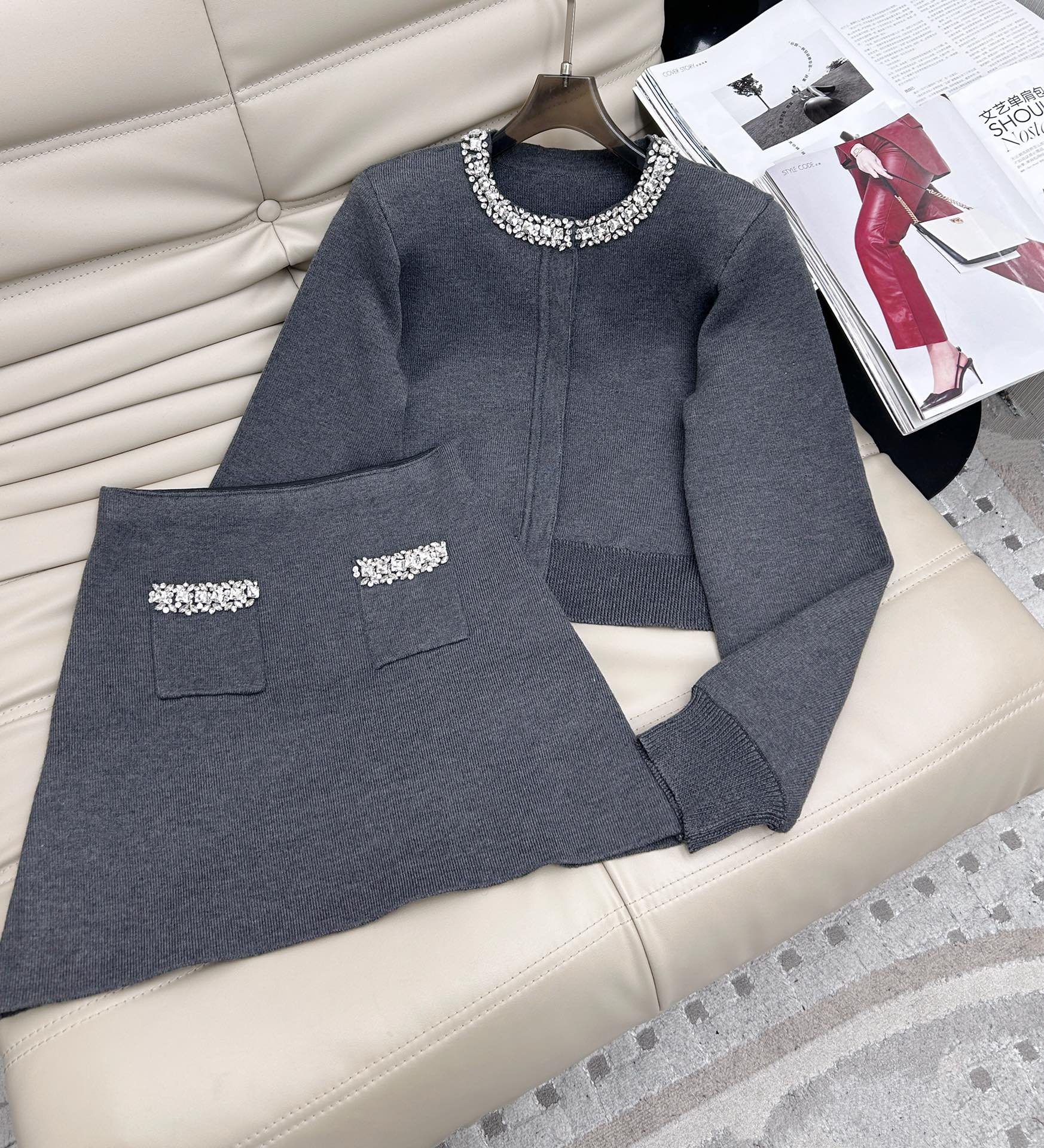 NO:316092,New 25 years of elegant outfit!  Heavy nail drill collar knit top skirt!  Thick and comfortable texture!  The design of heavy industry nail drill is luxurious and noble, and the temperament of the celebrity reduces age and is elegant and sweet!  A short cardigan with the same skirt is versatile and not picky about others. It is beautiful!  The quality of workmanship depends on the details!  2 color code SML top half, skirts, alexander wang1986090925年新款 优雅穿搭！重磅钉钻领针织上衣半身裙！质感厚实舒适！重工钉钻设计奢华高贵,名媛气质减龄优雅不失甜美！短款开衫搭配同款半裙 百搭不挑人上身美的不要不要的！做工品质看细节！2色码数SML 上衣半,,skirts,alexander wang,Women's clothing