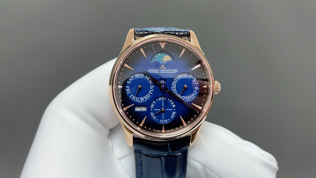 NO:392598,After three years of research on the full-function perpetual calendar mechanical movement of the GR factory, the new product of Jaeger-LeCoultre Perpetual Calendar automatic mechanical watch is reproduced. With the persistence of the concept of time and cost, the use of imported movements to restore the complex function movement of the integrated machine has been achieved consistent with the official functions!  1: Perpetual calendar function, which can touch the 8 o'clock position and adjust the calendar year through month adjustment, so that the perpetual calendar year is operated normally, which facilitates the operation of the function module of the calendar, and year display 1 2029 makes it easier to replace the perpetual calendar function module. 2: Calendar disc Weekly and monthly functions, 1. Calendar disc 3 o'clock display, which can be adjusted to the front date through the first gear pulled out of the bar, and the reverse date is adjusted to the back date. *Reverse adjustment is not recommended, so the function will jump. 2. Weekly and 9 o'clock display, which can be reversed through the second gear pulled out of the bar, and the 24-hour time adjustment is adjusted. 3. Monthly and 6 o'clock display, which can be touched and adjusted through the 8 o'clock display, which can be adjusted with the operating lever for special adjustment buttons. In this way, the three functions can be adjusted separately, which is convenient for operation when wearing.  3: The warning window function is a fan-shaped window located above the needle shaft in the center of the dial. The year can be adjusted manually when displayed in white. When displayed in blue, it is a restricted period. It is best not to adjust the year in this area to avoid destroying the normal service life of the movement. Therefore, the /1 movement is a complex function movement, which is not a defect of the movement, and the same is true for the original. 4: The moon phase disc function is located at 12 o'clock and the moon phase window runs for 30 days to realize the real function true moon image. It can be adjusted in reverse through the first gear pulled out of the bar, which actually solves the problem that the moon image function cannot be adjusted separately. In addition, the adjustment method of the above functions will be accompanied by a use adjustment instruction card to facilitate watch friends to understand it more simply and clearly. While paying attention to function restoration, the appearance restoration is also the top priority.  1: The materials at the bottom of the shell ring are all made of stainless steel materials that are the same as the original. Each accessory is individually made by CNC to restore the original appearance effect, maintain the original size of 39mm, and the thickness is the closest to the original size. On the basis of the full realization of complex functions, the overall thickness should be controlled as much as possible, and now it is about 10mm. 2: The restoration of the face plate, based on the original size, the scale Ding is all the open mold true Ding, the three-dimensional sense and gloss are infinitely restored, and the size and Ding position is full QC. The three-dimensional and concave method of the three function discs are consistent with the original. The three-dimensional concave feeling of the moon window and the perpetual calendar window are more obvious. The scale points and logo are also as close as the original. The slightly convex appearance feel, and all face plate colors are also restored to the same as possible.  3: Use the Toffee pointer. The Toffee sword-shaped pointer is the logo pointer of the Jaeger-LeCoultre brand. It is half sandblasted and half polished. The hour and second hands are micro-bending processes. The steel blue needle is burned steel blue, and the blue is purer. All efforts in the GR factory are a must-see to achieve the results. This Jaeger-LeCoultre watch can be restored as much as possible, so that watch friends can feel the charm of the watch more personally while they like it.19860909GR厂新品经过3年研究积家大师全功能万年历机械机芯,复刻积家大师万年历自动机械腕表.在不计时间和成本的理念坚持下,实现了使用进口机芯还原一体机复杂功能机芯所有功能与官方一致！ 一:万年历功能,可触及8点位置隐形按键通过月份调节年历,万年历年份正常运行,这样便于年历的功能模块的运转,年份显示一2029使更换万年历功能模块更简便. 二:日历盘星期盘月份盘功能,1.日历盘3点位显示,可通过巴的拉出的第一个档位顺转向前日期调节,逆转向后日期调节,*不建议逆调因此功能会跳动月像盘.2.星期盘9点位显示,可通过巴的拉出的第二个档位逆转通过24小时时间调节.3.月份盘6点位显示,可通过8点位隐形按键触及调节,附配送专用调节按键的操作杆.以此还原和实现3个功能均可单独调节,便于佩戴时操作. 三:警示窗功能,位于表盘中央的针轴上方的一个扇形窗口,显示为白色时可手动调整年份,显示为蓝色时为禁区时间段,这个区域最好不要调年份,以免破坏机芯的正常使用寿命,因此款/1机芯为复杂功能机芯,并不是机芯缺陷,原装也是如此. 四:月相盘功能,位于12点位置月相窗口30天运行一圈,实现真功能真月像,可通过巴的拉出的第一个档位逆转调节,实际解决了月像功能不能单独调节的问题. 另此以上功能的调节方法会附送使用调节说明卡一张,以便于表友更简单明了的了解. 在重视功能还原的同时,外观的还原也是重中之重. 一:壳圈底的材料均使用和原一致的精钢材料,每个配件均单独通过CNC精密制作,以此还原本来的外观效果,保持原39mm大小,厚度更是最接近原装的尺寸,在复杂功能全实现的基础上,尽可能控制整体厚度,现做到10mm左右. 二:面盘的还原,根据原装尺寸还原,刻度丁均为开模真丁,立体感和光泽度无限还原,尺寸和丁的位置更是全QC,3个功能盘的做法跟原装一致均为凹下,月像窗口和万年历窗口立体凸凹感更明显,刻度点和Logo也跟足原版,微凸的观感,所有面盘色也尽可能的还原到一致. 三:使用太妃指针,太妃剑型指针是积家品牌的标志指针,为一半喷砂一半抛光,且时针和秒针均为微压弯工艺,钢蓝针为烧钢蓝,蓝色更纯正. GR工厂所有努力的过程都是实现结果的必经之途,尽可能的还原此款积家大师复杂万年历腕表,让表友在喜爱的同时更切身的感受腕表的魅力,,jaeger-lecoultre,Watch