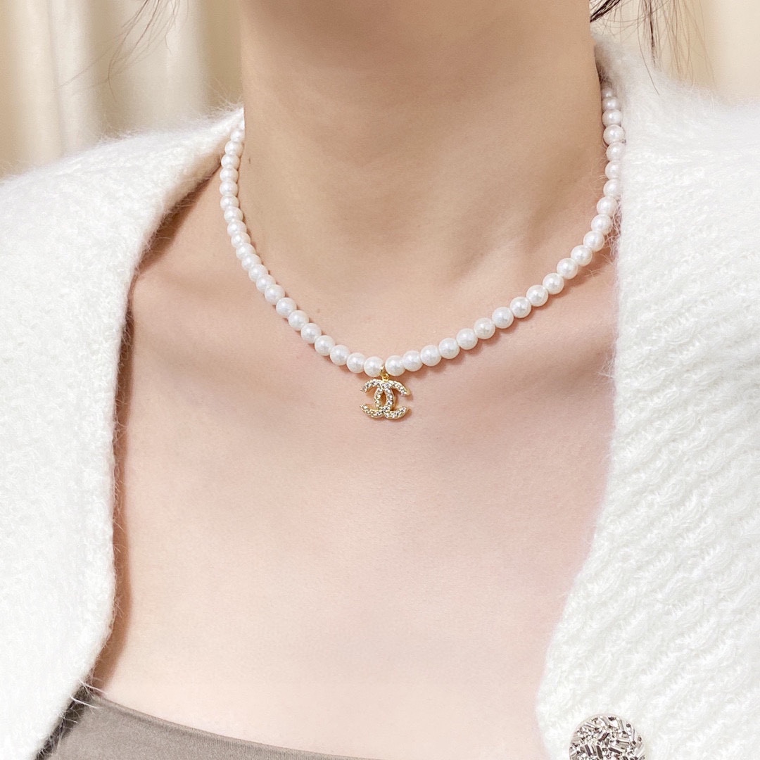 NO:115726,Xiaohongshu's new Chanel Chanel's latest double C diamond pearl necklace stacked with more beautiful appearance and personality, the versatile style is very pleasant, the overall details are very surprising, the design feels full, not only brings personal confidence and taste, but also elegant and fashionable style, highlighting the elegant French atmosphere, and meticulous details make it more attractive to wear, fine jewelry, chanel, chanel, necklace19860909小红书火爆新款香奈儿Chanel最新款双C带钻珍珠项链叠戴更加好看超个性,百搭款特别特别赞,整体细节非常令人惊喜,设计感十足,不仅带出个人自信及品味,款式典雅而时尚,突显法式高雅气息,加上一丝不苟的细节,使得佩戴起来更具吸引力,饰品精品,chanel,chanel,necklace,Jewelry