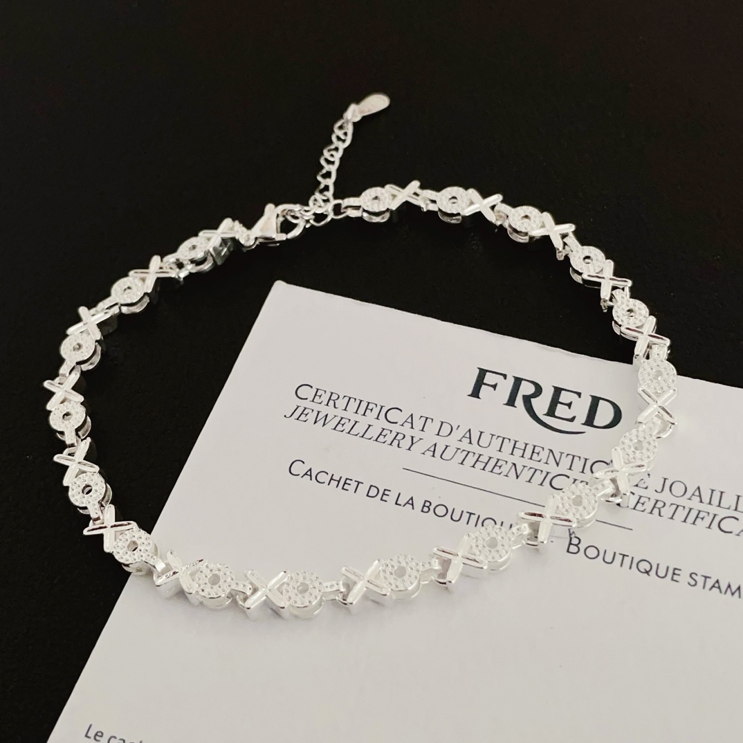 NO:104674,Ferred bracelet, seiko micro-insert, high-end customization, counter material, thickened electroplating technology, simple and high-end sense, full of temperament, can be worn with many bracelets and bracelets in daily life., jewelry boutique, bracelet, bracelet19860909费雷德手链,精工微镶,高端定制,专柜材质,加厚电镀工艺,简约又有高级感,气质拉满,日常可以和很多手链手镯叠戴.,饰品精品,bracelet,bracelet,Jewelry