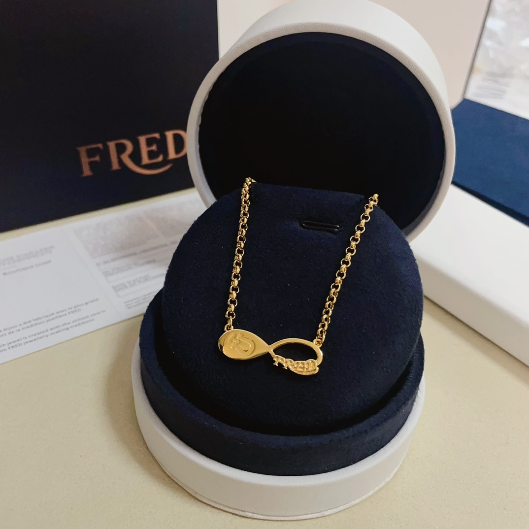 NO:104677,Ferred 8-character buckle necklace, high-end customization, counter material, thickened electroplating technology, logo, very iconic, simple and elegant, and can be easily controlled whether it is daily outfit or special occasions. Gold, silver, rose gold, three colors., jewelry boutique, necklace, gold19860909费雷德8字扣项链,高端定制,专柜材质,加厚电镀工艺,带logo,非常有标志性,简洁大方,不管是日常穿搭还是特别场合都能轻松驾驭.黄金色 银色 玫瑰金三色.,饰品精品,necklace,gold,Jewelry