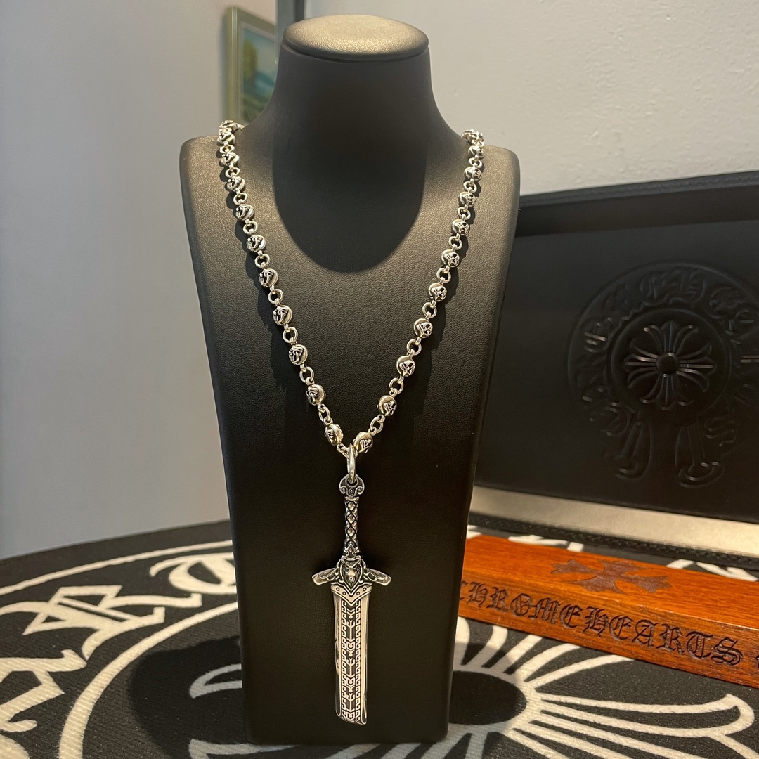 NO:105189,New [Counter Quality] Chrome Hearts Croxin Classic retro necklace Sword pendant Different pattern design styles with concave and convex shapes present uniqueness Cross Scout flowers are Croxin's ambitions, so they last longer. Genuine version of Chrome Hearts Croxin Difference on the market ordinary light version, match the quality of the version, look at the details of the letter printing, the degree of retro old gray oxygen. Seiko version!  !  !  Pure handmade ~ Authentic model opening must-have fashion and fashion, both men and women can wear it, same style for couples, original official website, rock punk style silver style, retro elements, trendy and versatile!  , jewelry boutique, chrome hearts, chrome hearts, necklace19860909新款【专柜品质】Chrome Hearts克罗心 经典复古项链 宝剑吊坠 凹凸造型不同的花纹设计风格 呈现出与众不同 十字架 童军花是克罗心的志 所以更经久不衰 正品打版Chrome Hearts克罗心 区别市场普通轻版 对版对标品质 看字印细节 复古做旧灰氧程度.精工版本！！！ 纯手工打造 ～正品开模潮流时尚必备 男女均可佩戴 情侣同款 官网原版 摇滚朋克泰银风格 复古元素 潮流百搭！,饰品精品,chrome hearts,chrome hearts,necklace,Jewelry