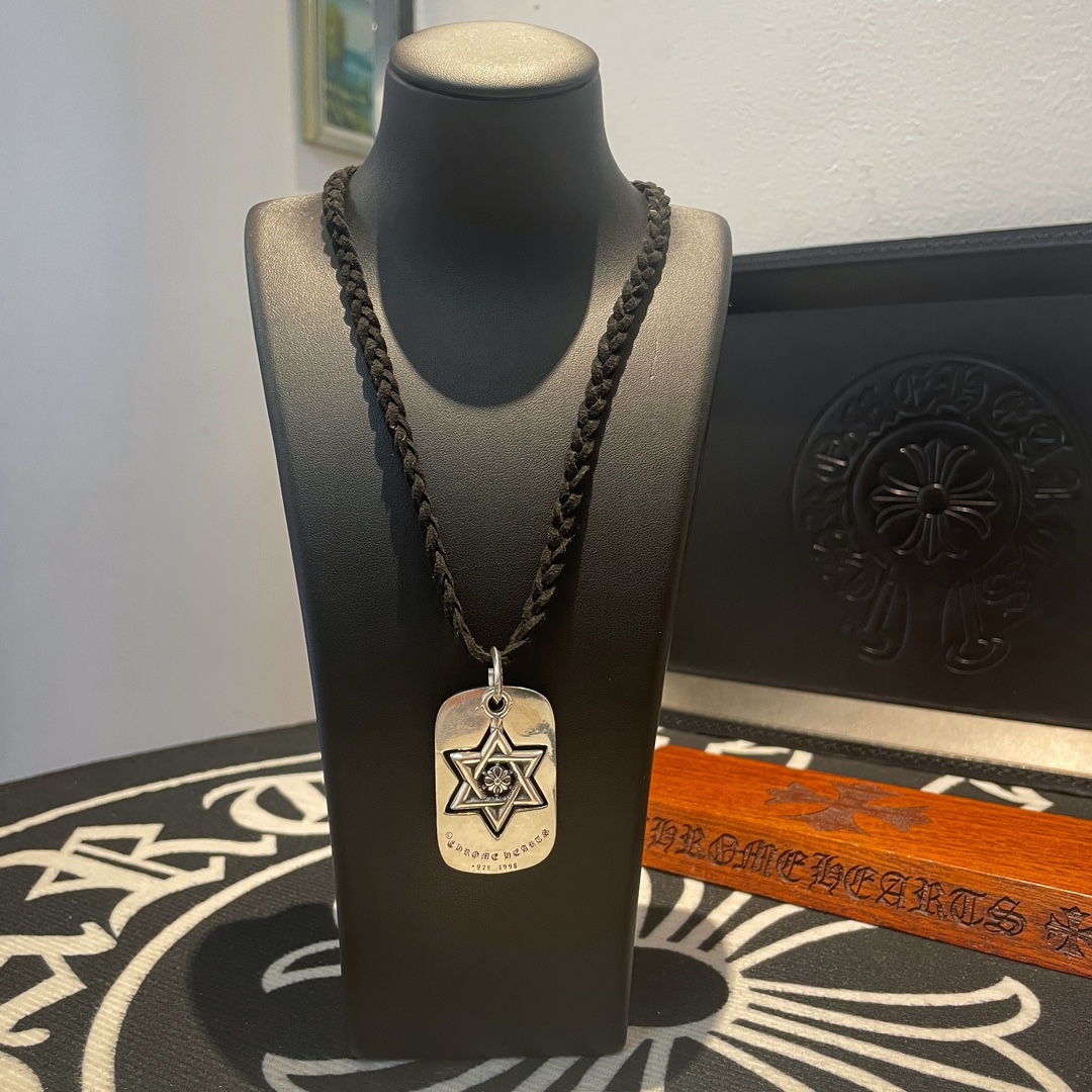 NO:105132,Batch New model [Counter Quality] Chrome Hearts Croxin Hexagram Square Leather Rope Braided Necklace, adjust the length at will, Kuaishou/ins/Little Red Book Popular, Different concave and convex design styles, presenting unique, Cross Scout flowers are Croxin's ambitions, so they last longer, genuine version Chrome Hearts Croxin, different from the market ordinary light version, benchmarking quality, looking at the details of the letter printing, retro old gray oxygen level. Seiko version!  !  !  Pure handmade ~ Authentic model opening must-have fashion and fashion, both men and women can wear it, same style for couples, original official website, rock punk style silver style, retro elements, trendy and versatile!  , jewelry boutique, chrome hearts, chrome hearts, necklace19860909批 新款【专柜品质】Chrome Hearts克罗心六芒星方牌皮绳编织项链 ,任意调节长度,快手/ins/小红书热门 凹凸造型不同的花纹设计风格 呈现出与众不同 十字架 童军花是克罗心的志 所以更经久不衰 正品打版Chrome Hearts克罗心 区别市场普通轻版 对版对标品质 看字印细节 复古做旧灰氧程度.精工版本！！！ 纯手工打造 ～正品开模潮流时尚必备 男女均可佩戴 情侣同款 官网原版 摇滚朋克泰银风格 复古元素 潮流百搭！,饰品精品,chrome hearts,chrome hearts,necklace,Jewelry