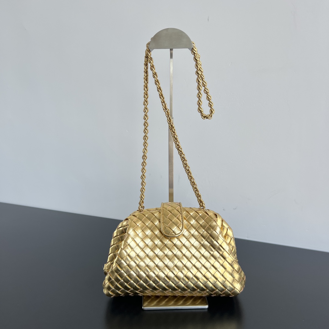 #BV New Lauren 1980 Small Chain Crossbodybody Bag⛓️ 804038 Ce sac à main classique est né à la fin des années 1970 parce que l’actrice américaine l’a sortie du pays dans le film de 1980 « American Dancer » et a été nommée « The Lauren » 1980 « est devenue le » sac « Dans le cœur de chaque fille à l’époque ♥ ️ La conception des sacs a été inspirée par une ancienne architecture romaine, et il utilise l’emblématique corps tissé en peau d’agneau lntrecciato avec un cadre dur et une conception de chaîne, ce qui est plus pratique pour une utilisation quotidienne, de petites chaînes longues Conception, ajoutant une méthode de support croisé, douce et douce ~ Créez une sensation haut de gamme, discrète et à la mode 🎈 Taille: 27x15x8