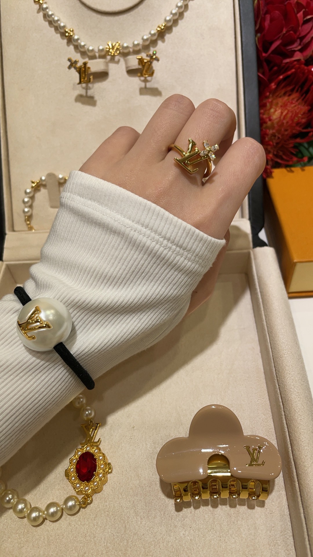 NO:647693,88180, the ring arrived today. 25 years new gold letter set with diamond small flower ring. Classic letter with large logo and diamond iconic flower. Very versatile for daily use. It is really very noble to wear. Size size US 6-7-8. Customized Z version. Brass gold-plated material. Hand-set zircon, ring, gold plating, Cardia high-end jewelry.1986090988180,今日到货戒指  25年新款金色字母镶钻小花朵戒指 经典字母大logo镶钻标志性花卉 日常超百搭 佩戴上手真的非常显贵气 size尺码美码6-7-8 z版定制 黄铜镀金材质 手工镶锆石,,ring,gold plating,卡迪亚高端饰品,Jewelry