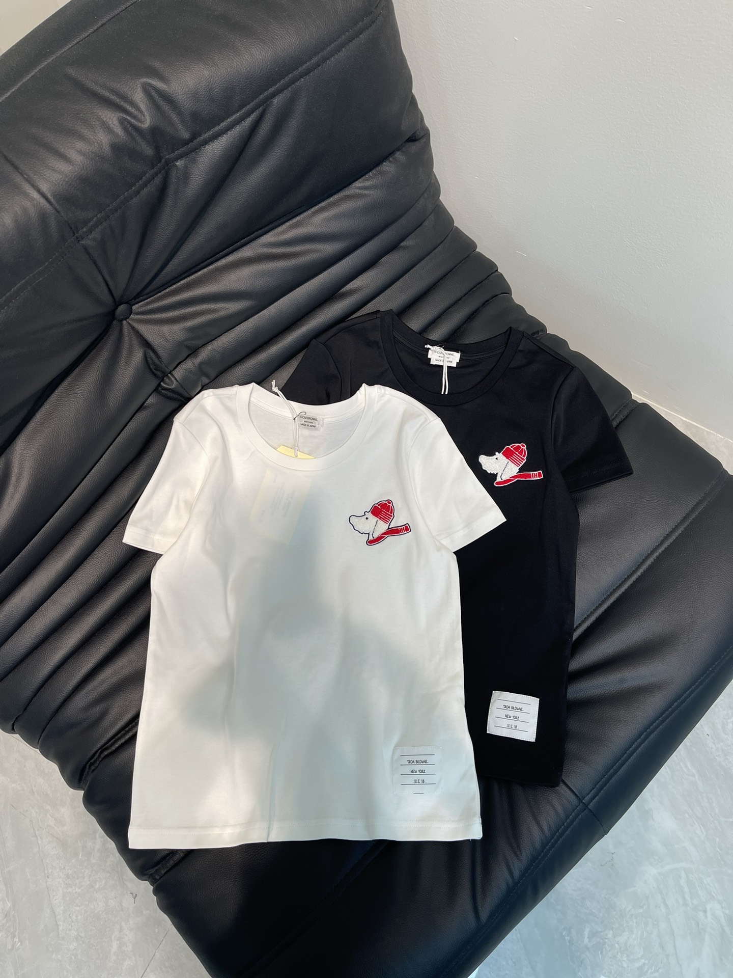 NO:317055,TB*25 spring and summer new product wearing hat scarf embroidered puppy short-sleeved T-shirt custom made of cotton, comfortable and skin-friendly, the first choice for summer wear fabric, breathable up, round neck thread closing, embroidery technique on the chest presents dog pattern decoration, clever color matching, age-reducing effect, high-end feeling, classic tailoring, fashionable and fashionable upper body, two-color SML,, T-shirt,tees, t-shirt,hats,alexander wang19860909TB*25春夏新品戴帽子围巾刺绣小狗短袖T恤 定制全棉材质 舒适亲肤 夏日首选穿搭面料 透气up 圆领螺纹收口 胸前采用刺绣手法呈现狗狗图案装饰 颜色搭配巧妙 减龄效果 高级感拉满 经典剪裁 上身时髦洋气 两色SML,,T-shirt,tees，t-shirt,hats,alexander wang,Women's clothing