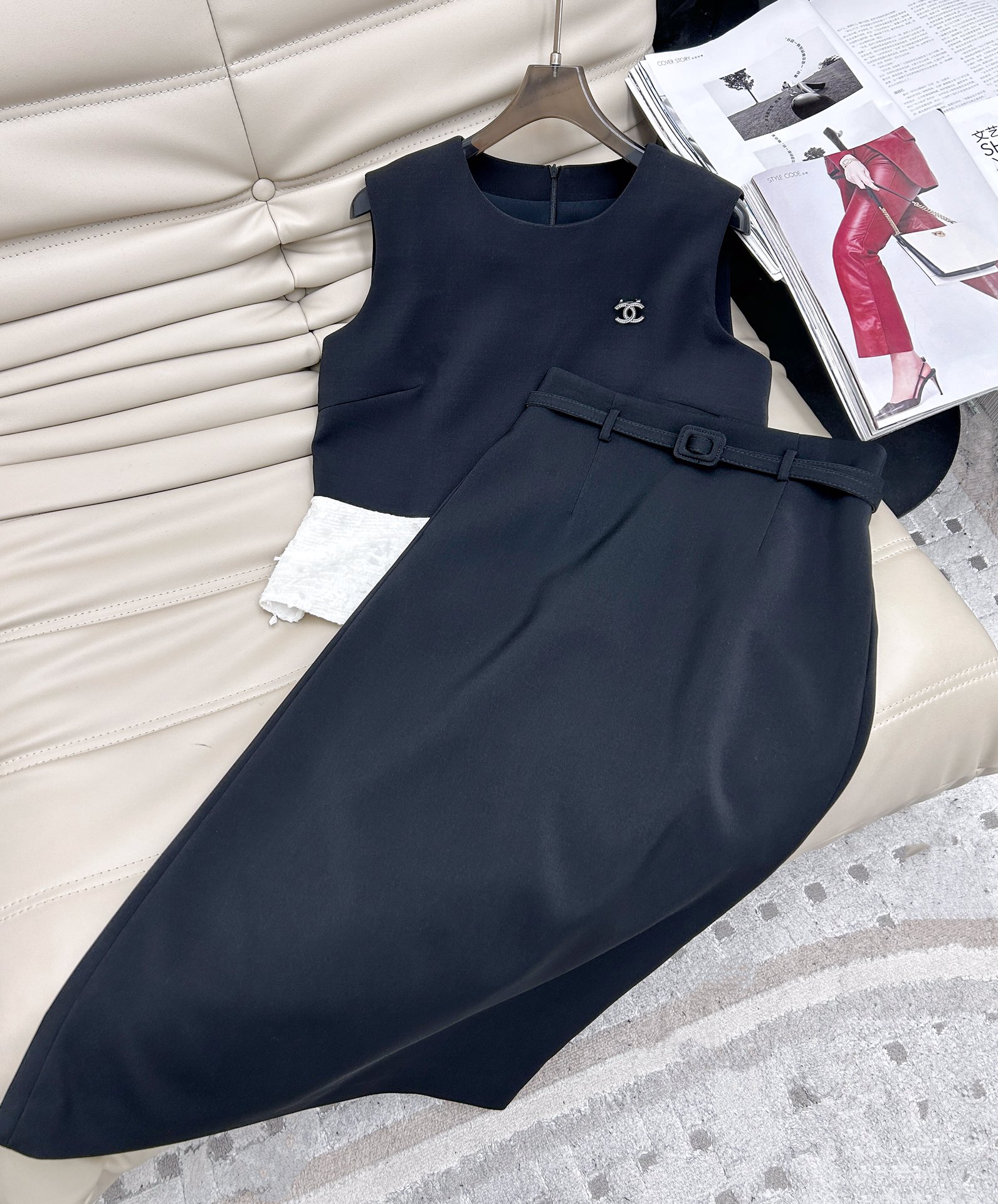 NO:315567,——New spring and summer 25 years of spring and summer, elegant and elegant color-blocking light luxury suit!  Sleeveless top   high-waisted straight skirt, versatile style, not picky about others, beautiful upper body!  Imported fabric has delicate texture and comfortable texture!  The quality of workmanship depends on the details!  Monochrome Spot SML, skirts, alexander wang19860909——25年春夏新款 优雅气质拼色碰撞轻奢套装！ 无袖小上衣 高腰直筒半裙,版型百搭不挑人上身美的不要不要的！进口面料质感细腻舒适！做工品质看细节！单色 现货SML,,skirts,alexander wang,Women's clothing