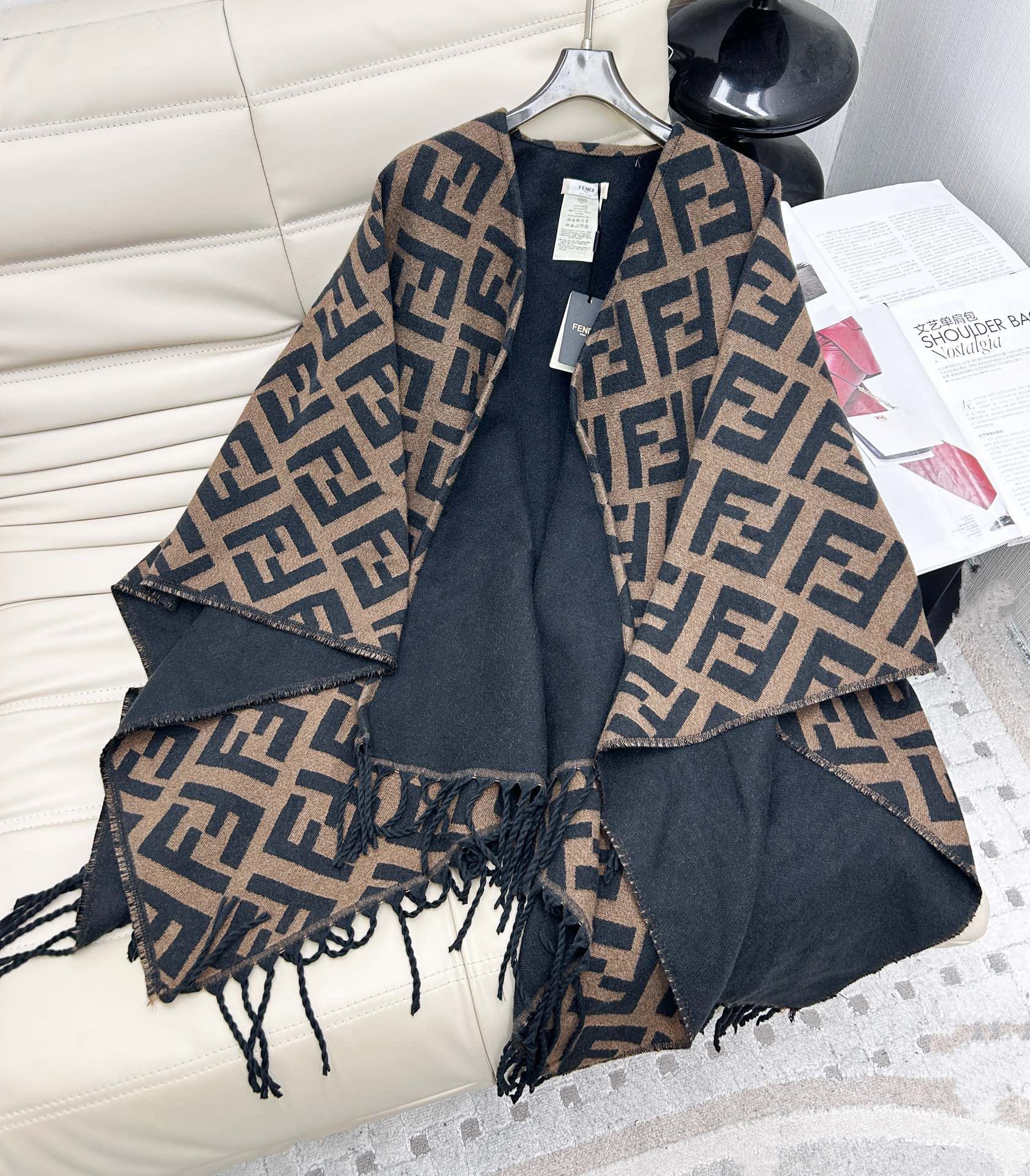 NO:316679,Original single product, 25-year new Fendi cloak new style, imported wool fabric, special emphasis on the touch is really amazing. One side is plain and the other side is customized with FF pattern, the autumn and winter oatmeal color is really too gentle, and it is really invincible with a pair of long boots. Super recommended, fendi, boots, alexander wang19860909原单货,25年新品芬迪斗篷新款,进口羊毛面料 ,特别强调一点手感真的超赞.一面素色一面定制有FF 图案,秋冬燕麦色真的太温柔了,搭配一双长靴真的气质无敌.超级推荐,,fendi,boots,alexander wang,Women's clothing