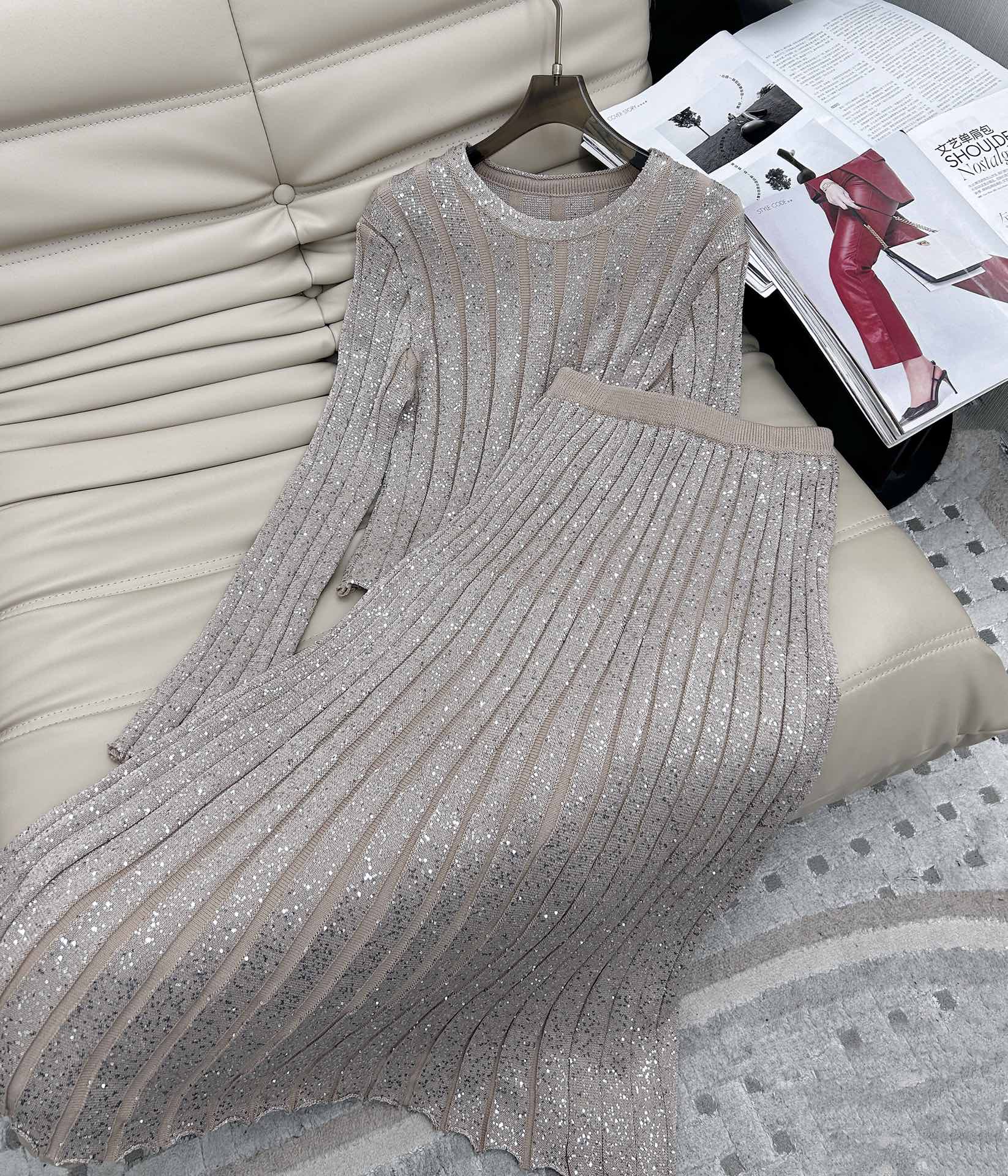NO:317230,——25-year new suit, round neck silver wire knitted suit!  Classic slim fit style, with a large swaying and folding skirt!  Light and feminine!  It looks slim and doesn't picky about people!  It can be easily controlled by any age group!  SML.,,skirts,alexander wang19860909——25年新款套装,圆领银丝针织套装！经典修身版型,摆配大摆百折半裙！轻盈又具女人味！显瘦不挑人穿！任何年龄段都可轻松驾驭！码数SML.,,skirts,alexander wang,Women's clothing