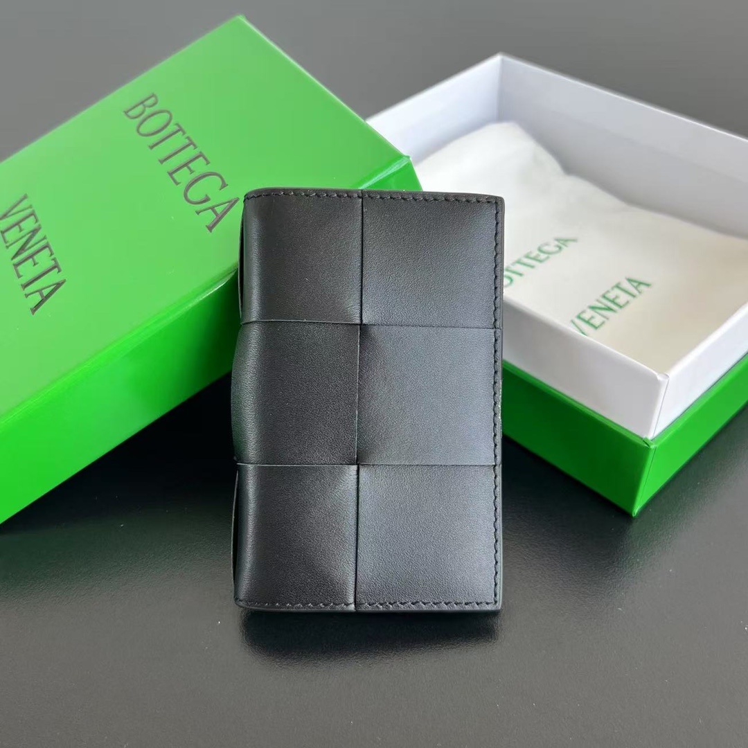 NO:671200,B's new big card holder 649602 is an essential carry-on for everyone. The body of the bag is made of cowhide and has a smooth texture. It has 6 card slots. There is also a compartment in the middle to put some money. It is a very lightweight card holder. Nowadays, the bags we carry are getting smaller and smaller. One card holder can satisfy them all. There are also many color options. There is always one you like. Size 11x7.5, BV, Bottega Veneta, Cowhide19860909B家新款大编格卡包 649602 卡包是所有人群必不可少的随身带 包身由牛皮制成 质感柔滑 她拥有6个卡槽位置 中间还有隔层可以放点钱,很轻便的一款卡包 现在背的包包越来越小 一个卡包就能满足所有 同时还拥有很多颜色选择 总有一个是你喜欢的 尺寸11x7.5,BV,bottega veneta,cowhide,欧美剧