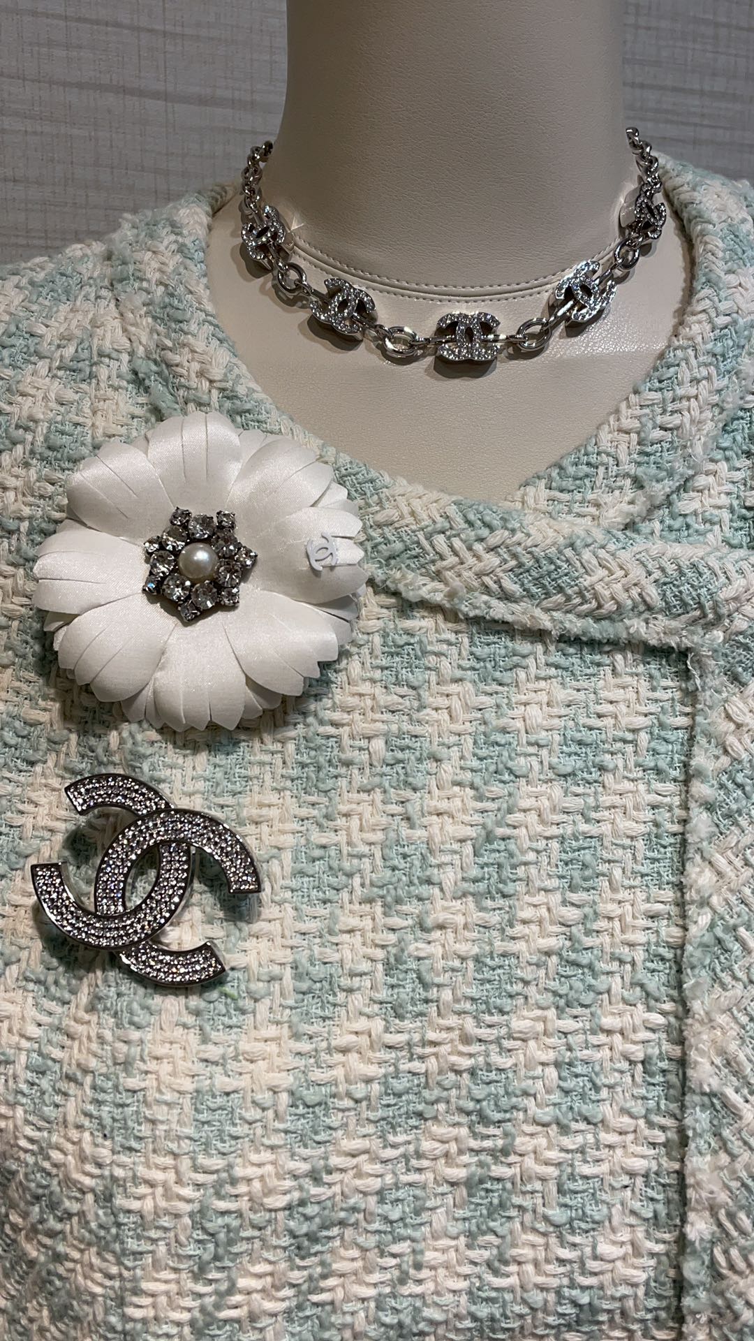 NO:631394,88200 The pure white flowers arrived today. The new white camellia double C brooch with pearls and rhinestones. White satin camellias with pearls and rhinestones as stamens. It looks good in any combination. Buy it for multiple purposes and earn money. You can get the atmosphere of a rich rich man in one second. Brooch single box with picture, brooch, breastpin, Cardia high-end jewelry1986090988200 今日到货纯净小白花 新款珍珠水钻白色山茶花双C胸针胸花 珍珠水钻为花蕊的白色缎面山茶花 随意搭配都很好看 多种用途买到赚到 上身一秒get财阀千金氛围感 胸针单个带图片包装盒,,brooch，breastpin,卡迪亚高端饰品,Jewelry