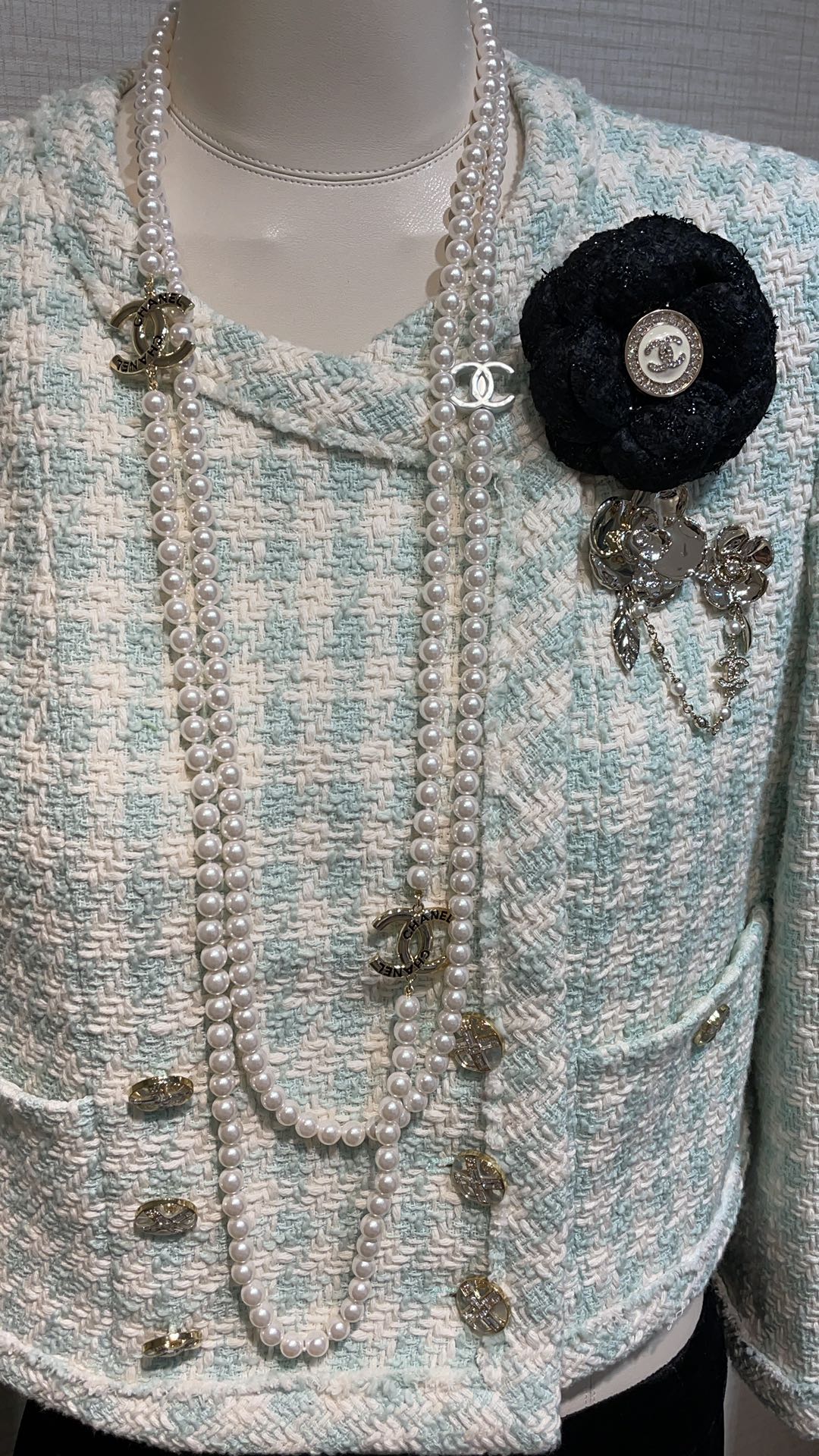 NO:631396,Single 88180 arrived today in black. New gold full diamond double C button three-dimensional camellia brooch corsage. Three-dimensional camellia stamens are decorated with small double C buttons in the center. The fine shiny tweed fabric is very rich and elegant. It looks good in any combination. Buy it for multiple uses and earn money. Brooch single box with picture, brooch, breastpin, Cardia high-end jewelry19860909单个88180今日到货黑色 新款金色满钻双C纽扣立体山茶花胸针胸花 立体山茶花花蕊中心点缀双C小纽扣 细闪粗花呢面料非常有富家千金气质 随意搭配都很好看 多种用途买到赚到 胸针单个带图片包装盒,,brooch，breastpin,卡迪亚高端饰品,Jewelry