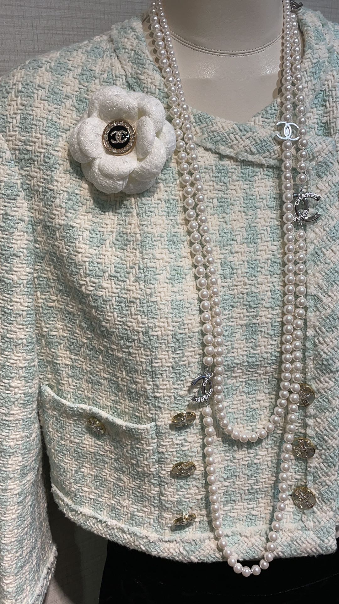 NO:631398,Single piece 88180, arrived in white today. New gold full diamond double C button three-dimensional camellia brooch corsage. Three-dimensional camellia stamens are decorated with small double C buttons in the center. The fine shiny tweed fabric is very rich and elegant. It looks good in any combination. Buy it for multiple uses and earn money. Brooch single box with picture, brooch, breastpin, Cardia high-end jewelry19860909单个88180,今日到货白色 新款金色满钻双C纽扣立体山茶花胸针胸花 立体山茶花花蕊中心点缀双C小纽扣 细闪粗花呢面料非常有富家千金气质 随意搭配都很好看 多种用途买到赚到 胸针单个带图片包装盒,,brooch，breastpin,卡迪亚高端饰品,Jewelry