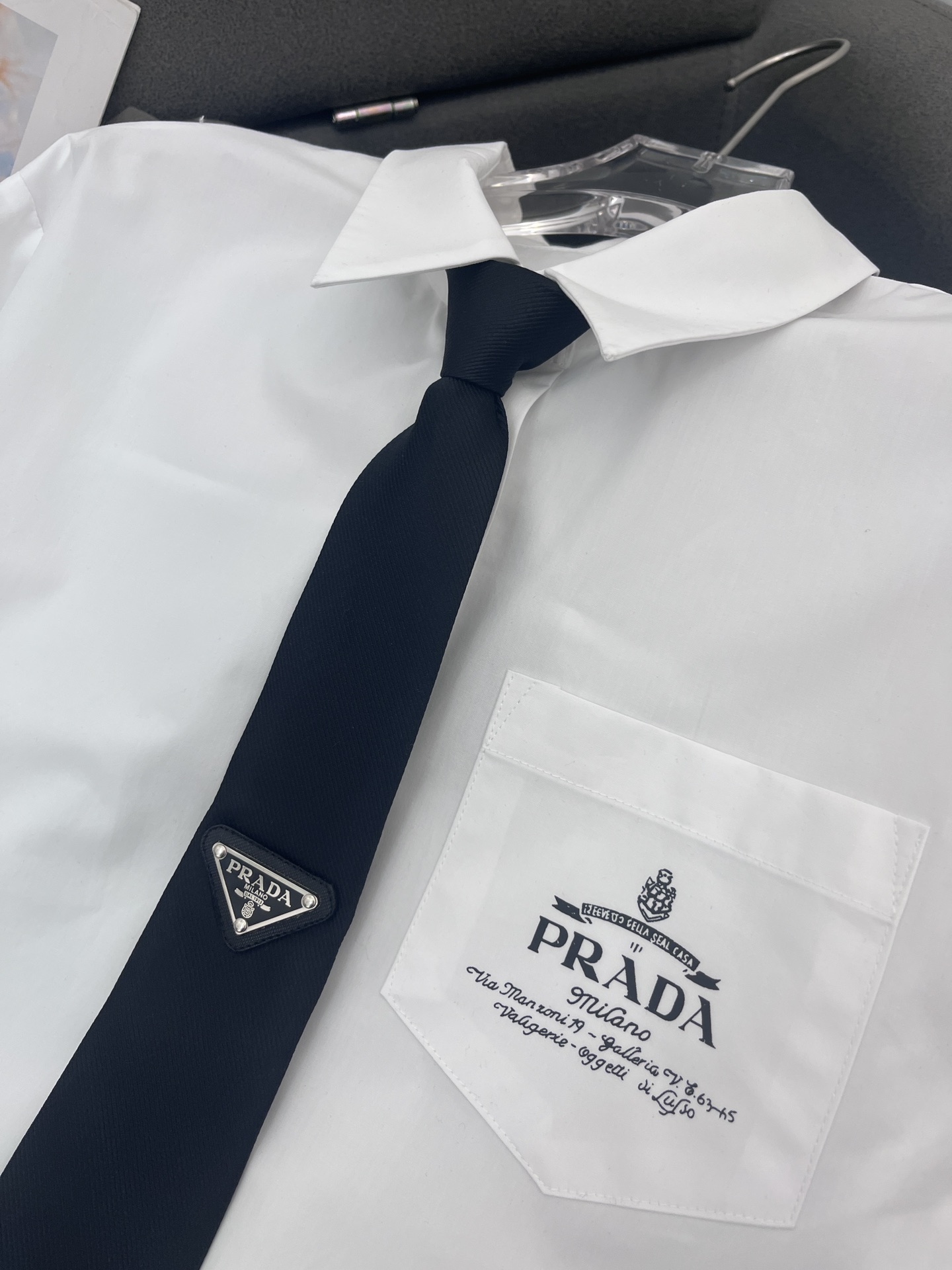 High-End Women’s Clothes: Spring Collection with Triangular Logo Pocket, Cotton Fabric. - 图片 4