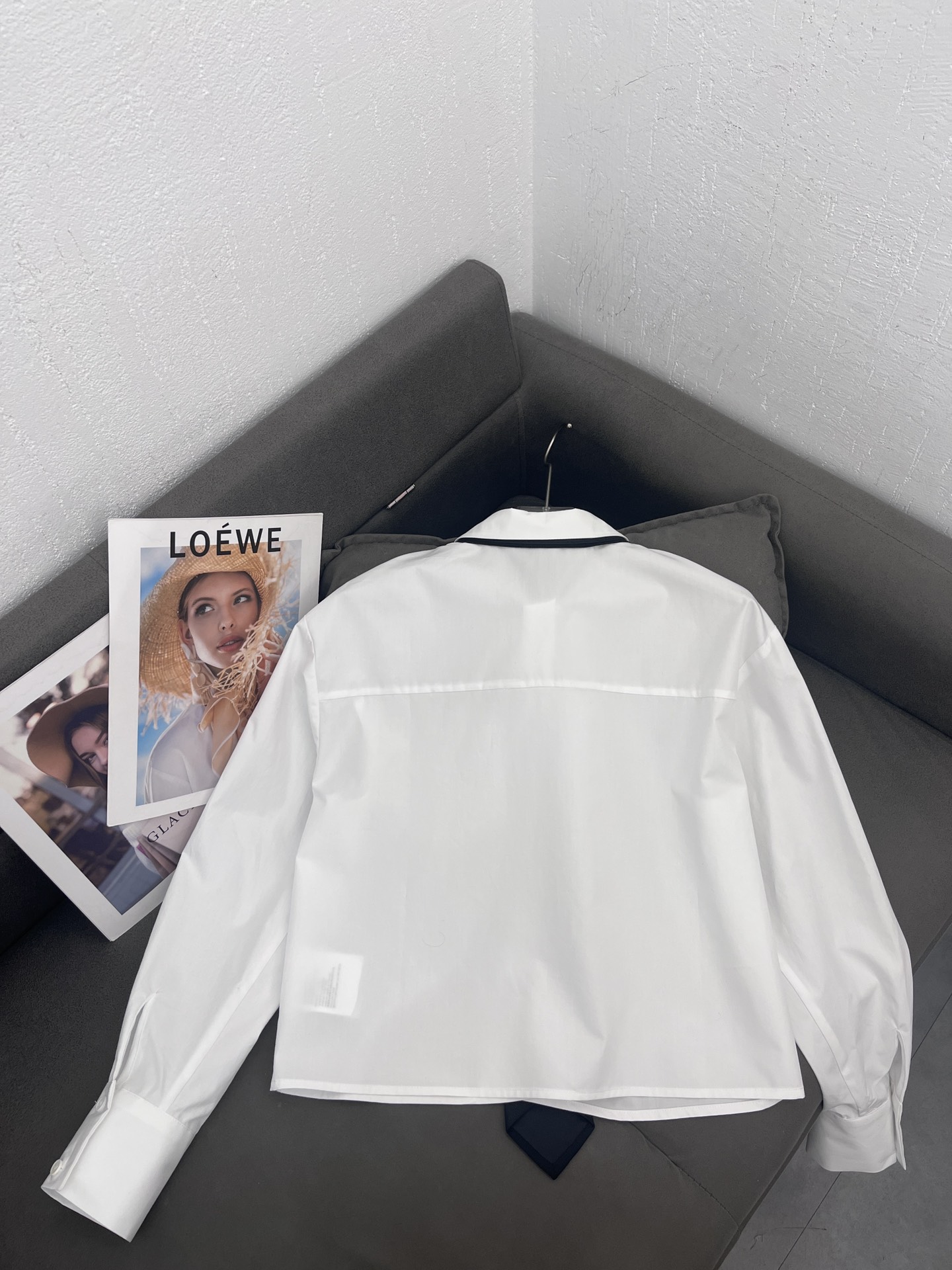 High-End Women’s Clothes: Spring Collection with Triangular Logo Pocket, Cotton Fabric. - 图片 6
