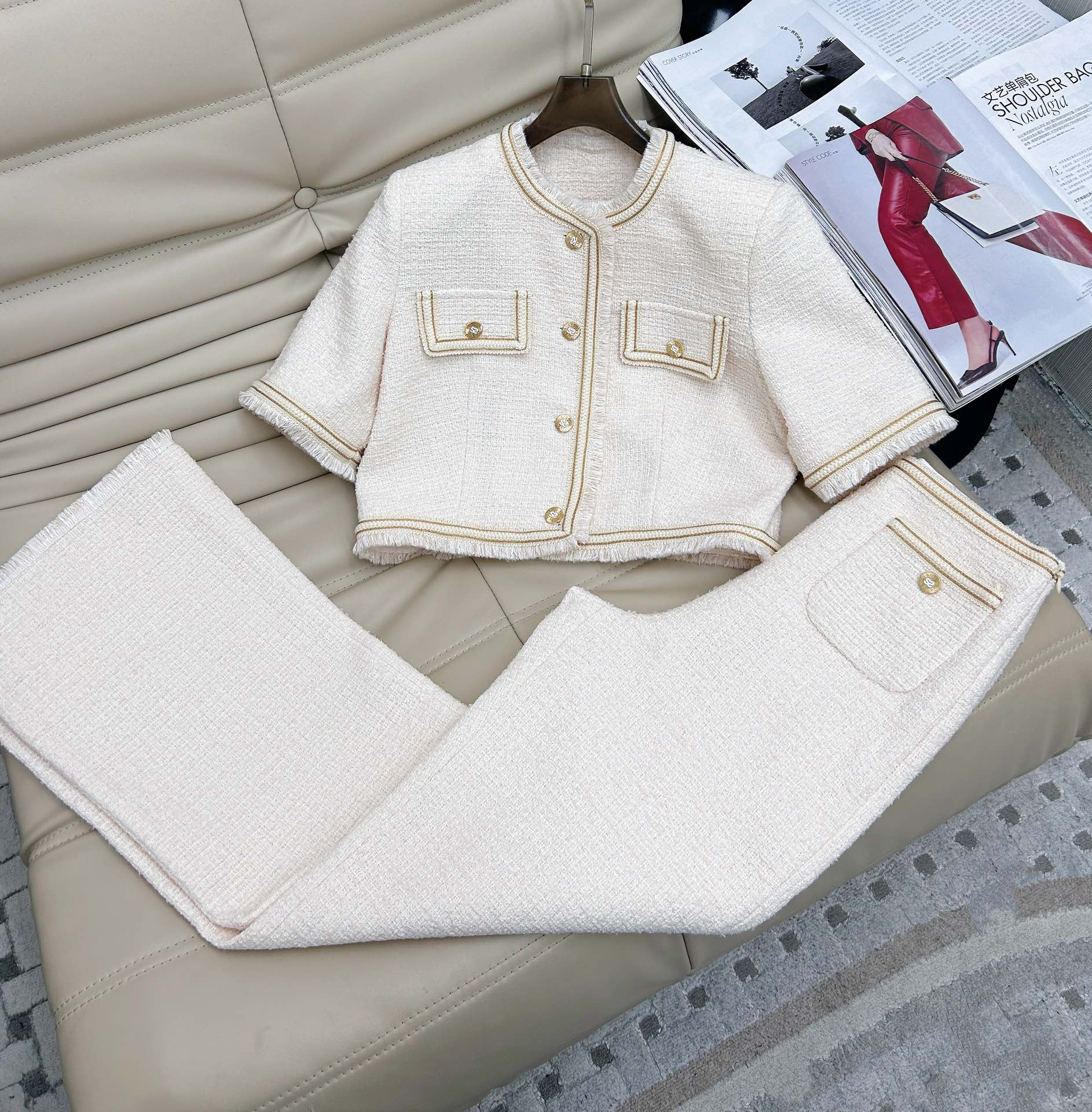 NO:309720,New 25 years old style elegant breasted small fragrance jacket high waist trousers set Handmade breasted craftsmanship brings a delicate and light luxury to the whole. Short style, super body proportions, easy to grasp the elegant and high-end white and rich beauty of temperament, a set of fashionable, high-end and cool and handsome combinations. SML.,, jackets & coats, alexander wang1986090925年新款 气质优雅毛边小香风外套高腰长裤套装 手工毛边工艺 为整体带来精致轻奢感 短款版型 上身超显身材比例 轻松拿捏气质名媛优雅又高级的白富美感 一套搭配时髦高级又酷帅 码数SML.,,jackets & coats,alexander wang,Women's clothing