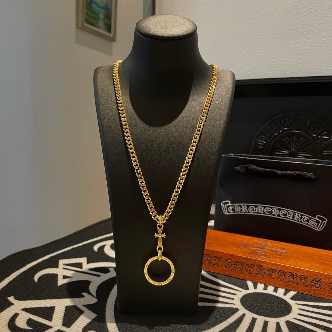 NO:105141,New [Counter Quality] Chrome Hearts Croxin Classic golden necklace Cross round card pendant Different pattern design styles present unique Cross Scout flowers are Croxin's ambitions, so they last longer. Genuine version Chrome Hearts Croxin Difference to the market ordinary light version, match the quality of the version, look at the details of the letter printing, retro old gray oxygen level. Seiko version!  !  !  Pure handmade ~ Authentic model opening must-have fashion and fashion, both men and women can wear it, same style for couples, original official website, rock punk style silver style, retro elements, trendy and versatile!  , jewelry boutique, chrome hearts, chrome hearts, necklace, gold19860909新款【专柜品质】Chrome Hearts克罗心 经典黄金色项链 十字架圆牌吊坠 凹凸造型不同的花纹设计风格 呈现出与众不同 十字架 童军花是克罗心的志 所以更经久不衰 正品打版Chrome Hearts克罗心 区别市场普通轻版 对版对标品质 看字印细节 复古做旧灰氧程度.精工版本！！！ 纯手工打造 ～正品开模潮流时尚必备 男女均可佩戴 情侣同款 官网原版 摇滚朋克泰银风格 复古元素 潮流百搭！,饰品精品,chrome hearts,chrome hearts,necklace,gold,Jewelry