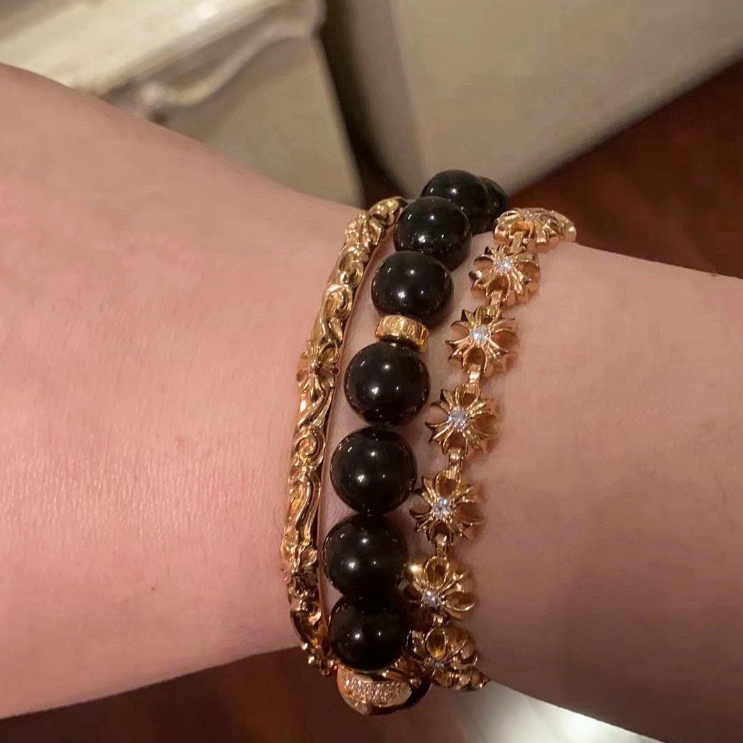 NO:105140,Batch New model [Counter Quality] Chrome Hearts Croxin Classic retro gold white diamond cross bracelet with different concave and convex design styles presenting unique cross Scout flowers are Croxin's ambitions, so they last longer. Genuine version of Chrome Hearts Croxin, differentiated from the market, benchmarked on the quality of the version, looking at the details of the letter printing, retro old gray oxygen level. Seiko version!  !  !  Pure handmade ~ Authentic model opening must-have fashion and fashion, both men and women can wear it, same style for couples, original official website, rock punk style silver style, retro elements, trendy and versatile!  , jewelry boutique, chrome hearts, chrome hearts, bracelet, gold19860909批 新款【专柜品质】Chrome Hearts克罗心 经典复古黄金色白钻十字花手链 凹凸造型不同的花纹设计风格 呈现出与众不同 十字架 童军花是克罗心的志 所以更经久不衰 正品打版Chrome Hearts克罗心 区别市场普通轻版 对版对标品质 看字印细节 复古做旧灰氧程度.精工版本！！！ 纯手工打造 ～正品开模潮流时尚必备 男女均可佩戴 情侣同款 官网原版 摇滚朋克泰银风格 复古元素 潮流百搭！,饰品精品,chrome hearts,chrome hearts,bracelet,gold,Jewelry