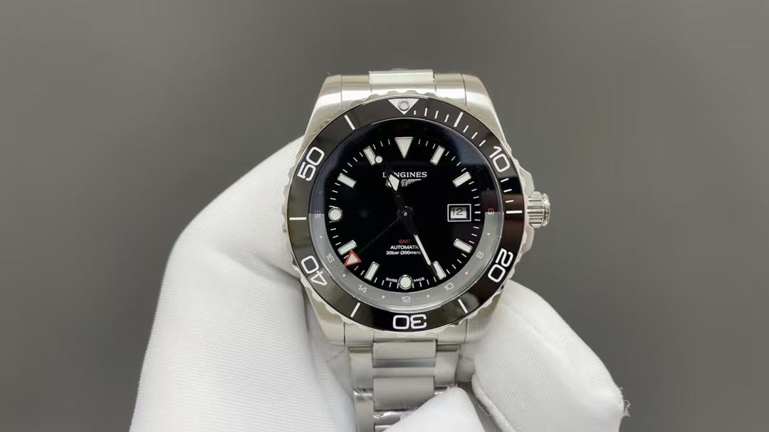 NO:617505,U8 Factory Longines Concas Sports Series GMT Watch is coming!  Official website synchronization!  The debut is the peak!  Super boutique!  Welcome to taste!  1 The new watch has the same cool design and practical functions, with green, black, and blue dial color options, each one is addictive!  2. The watch case is made of 904L stainless steel, flawless, with superb grinding technology, brushed and polished, equipped with an anti-glare sapphire crystal mirror, a screw-in crown with double seals, and has excellent waterproof performance!  3 Brand new stainless steel bracelet, original and genuine mold opening, customized original raw ears, the head pieces are the same as the genuine ones, the craftsmanship shows the quality, and it shows the style of a big manufacturer!  4. The case size is 41mm. It uses the best high-end dial and imported precision super luminous hands. The bezel uses a one-way rotating ceramic bezel and is marked with a 60-minute diving scale. It is suitable for Asian and Chinese men's wrists!  5 movement adopts the excellent performance of 3186GMT dual time, which realizes the function of calendar reversal and 100% synchronization with the original product (different from other movements on the market). It also has a 72-hour long power reserve, making it more practical to need universal time at home and abroad!  Make sure you are in both places!  U8 Factory's ingenious work, you deserve it!  Independently packaged and shipped (watch bottom cover code, watch buckle code, warranty card, tag, four codes in one),,longines19860909U8 Factory浪琴康卡斯运动系列GMT腕表震撼来袭！官网同步！出道即巅峰！超级精品！欢迎品鉴！ 1全新腕表具有同样炫酷的设计和实用的功能,搭配绿色、黑色、蓝色盘面色彩选择,款款让人爱不释手！ 2表壳采用904L精钢制成,完美无瑕,打磨工艺高超,经过拉丝和抛光处理,配备防眩目蓝宝石水晶镜面,带有双密封垫的旋入式表冠,具有米优秀防水性能！ 3全新精钢表链,原装正品开模,定制原装生耳,头粒同正品通用,工艺彰显品质,方显大厂风范！ 4表壳尺寸为41mm,采用最好高顶级表盘和进口精密超强夜光指针,表圈采用单向旋转陶瓷表圈,并标注60分钟潜水刻度,适合亚洲跟中国男士手腕！ 5机芯采用性能卓越的3186GMT两地时,实现日历可返调,与正品百分百同步的功能(区别于市场的其他机芯）,还具备72小时长动力储存,让需要国内外两地通用时间需求更加实用！做到两地不误！ U8 Factory匠心之作,您值得拥有！独立包装出货(腕表底盖码表扣码保修卡吊牌四码合一）,,longines,Watch