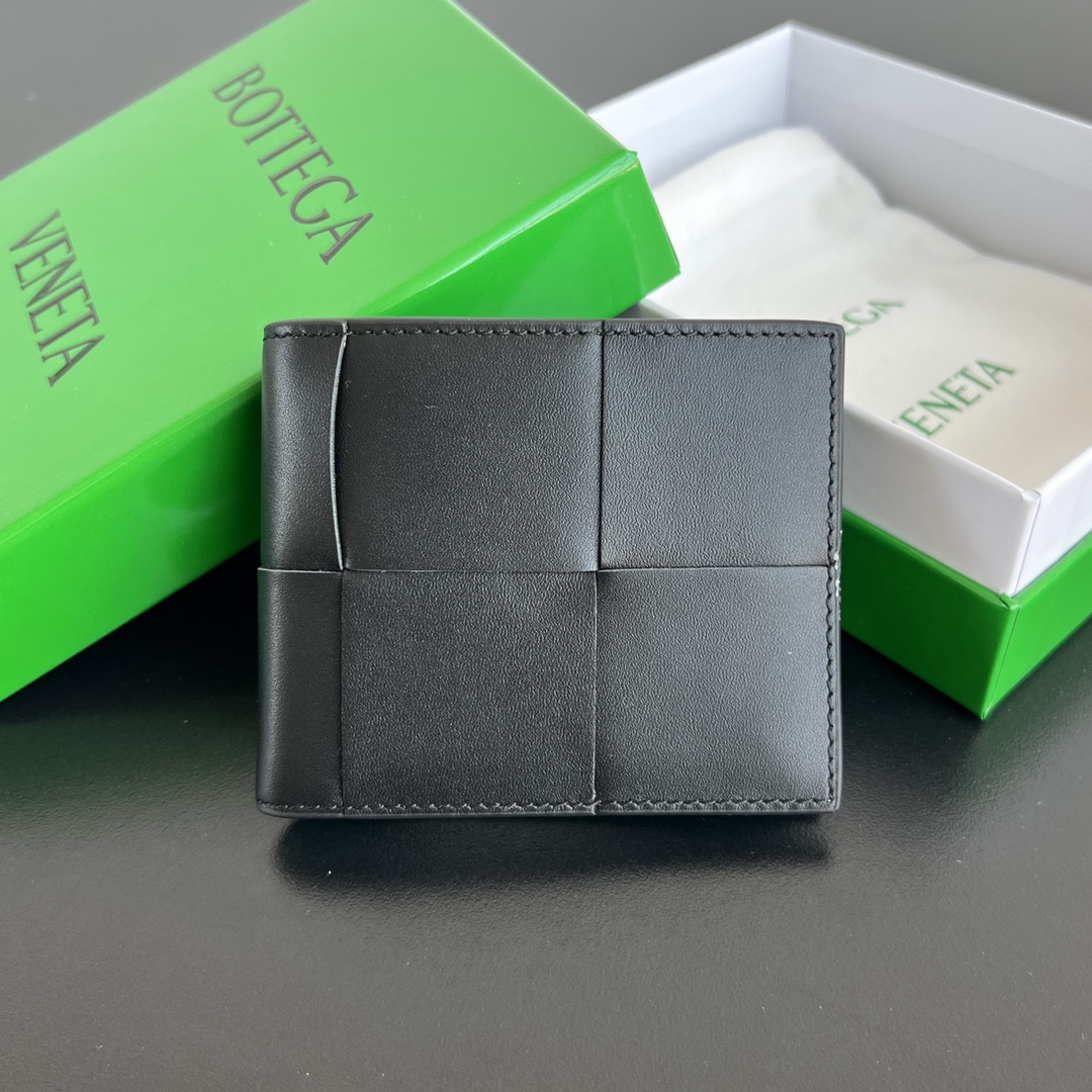 NO:671749,B home.649603 Large braided short clip. Two-discount short clip style. Hand-woven. Original cowhide. Softness is just right. People can’t help but want to touch it. The shape is classic and tangible. There are many colors to choose from. Unisex. Simple and generous design. The more you look at it, the more you like it. Size: 11·5x9·5, BV, Bottega Veneta, Cowhide19860909B家.649603 大编织短夹 两折扣短夹式纯手工编织 原厂牛皮.柔软度刚刚好 会让人忍不住一直想摸它,形状经典有形 颜色也拥有很多选择 男女通用 简单又大方的设计,越看越喜欢 尺寸；11·5x9·5,BV,bottega veneta,cowhide,欧美剧