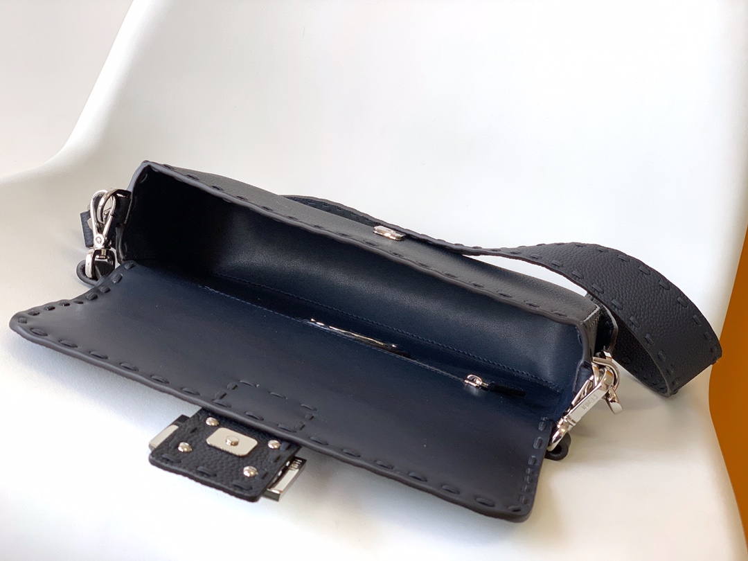 Fendi Baguette Medium Size in Grained Leather 6 i1737351384 9844 5