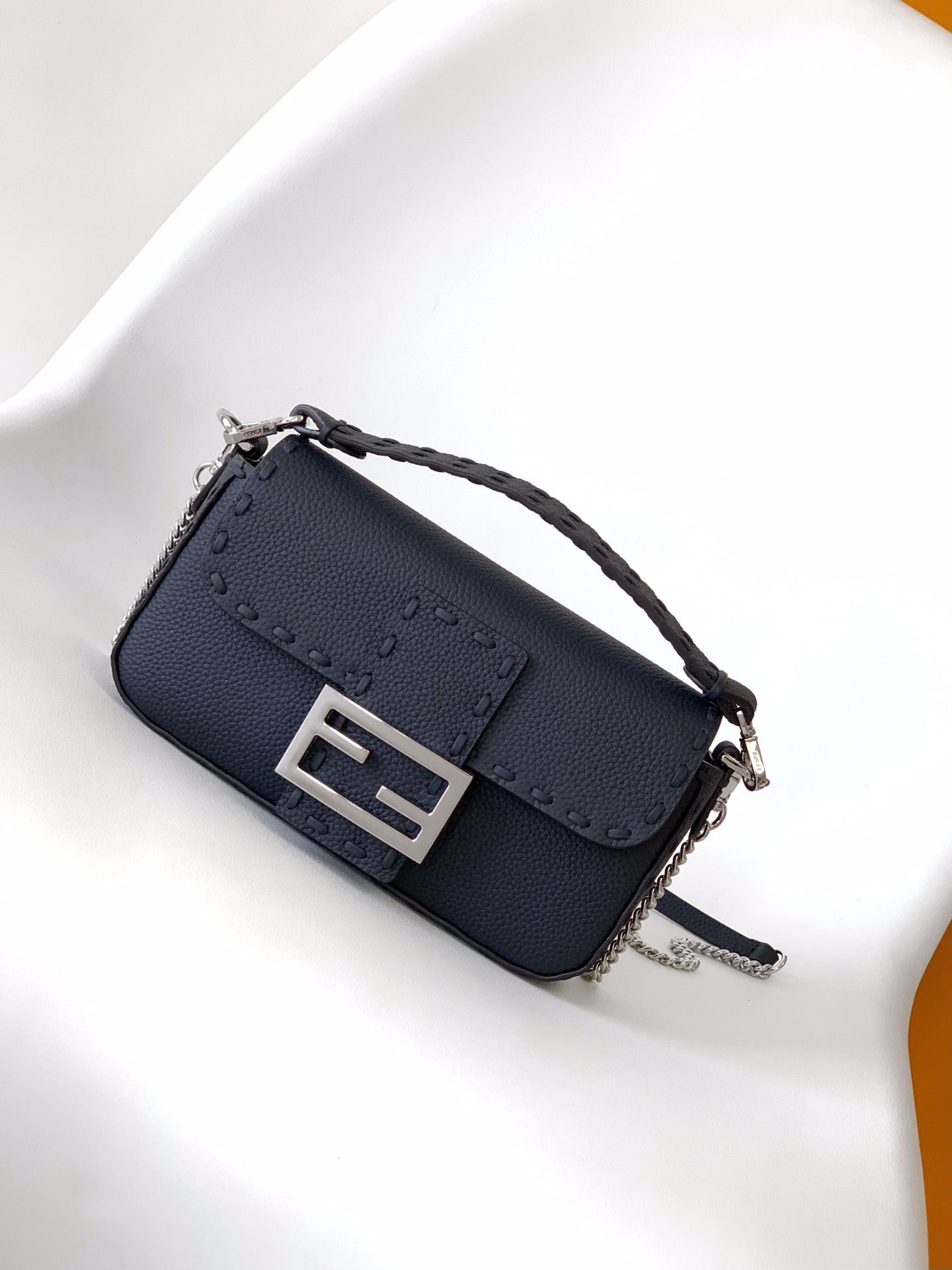 NO:187927,Special version Small baguette bag Lychee pattern cowhide is hand-sewn with large open thread in the same color. Silver-finished metal parts. Embellished with FF buckles. The handbag is equipped with handles and removable shoulder straps, which can be carried or shoulder-shoulder. Size: 20-5-13cm Lychee, FENDI, fendi, cowhide19860909特级版本  小号法棍包 荔枝纹牛皮采用同色系大号明线手工缝制 银色饰面金属件.缀以FF搭扣.手袋配备提手和可拆卸肩带,可手提或肩挎.Size: 20-5-13cm 荔枝,FENDI,fendi,cowhide,Bag