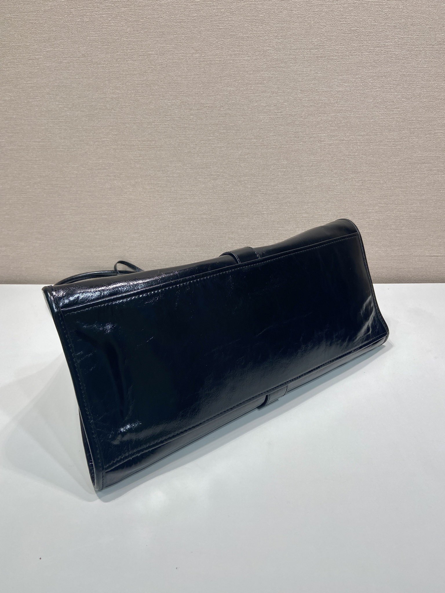 💰950🎉新品🎉1BG570春夏新款🎉🎉
这款走秀款采用进口油腊皮，顶级五金，前幅配有插扣锁开合，容量空间大，又可手提又可肩背，上身效果非常大气时尚，喜欢宝宝们，赶紧入手吧🎉🎉
长39x高24.5x底14cm🎉🎉🎉💰💰💰