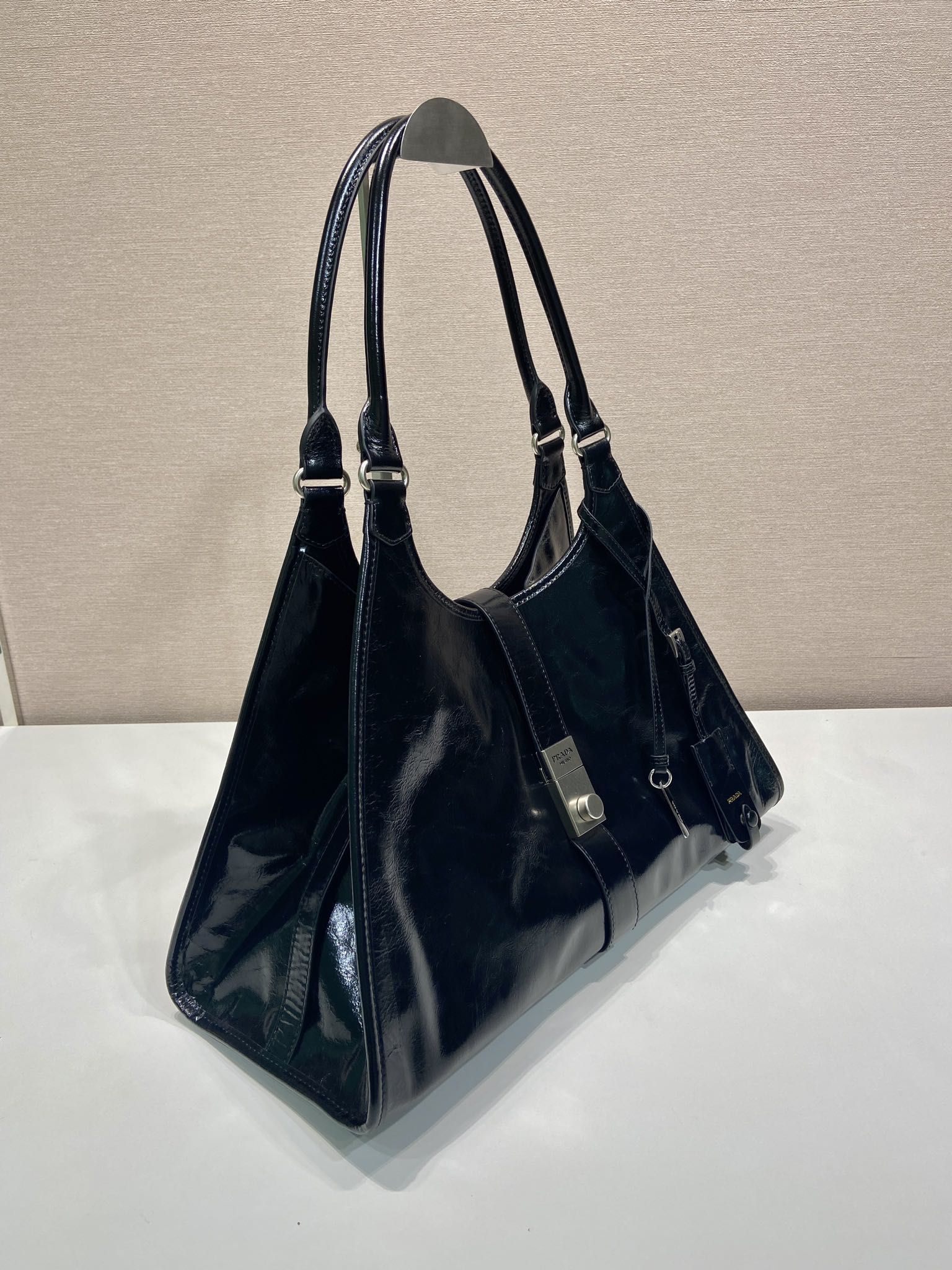 💰950🎉新品🎉1BG570春夏新款🎉🎉
这款走秀款采用进口油腊皮，顶级五金，前幅配有插扣锁开合，容量空间大，又可手提又可肩背，上身效果非常大气时尚，喜欢宝宝们，赶紧入手吧🎉🎉
长39x高24.5x底14cm🎉🎉🎉💰💰💰